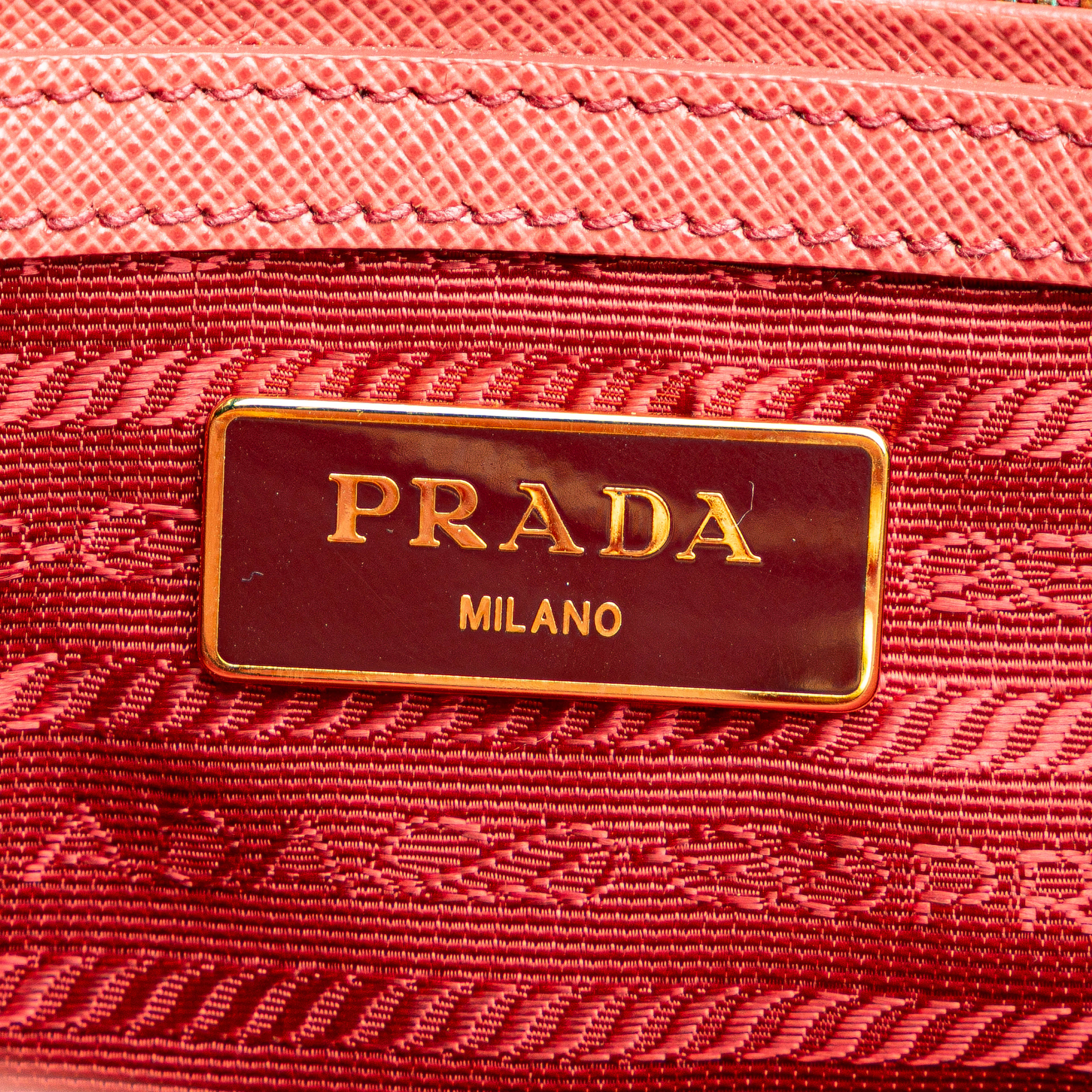 Prada Medium Saffiano Lux Galleria Satchel, från Luxclusif, i färgen blush. Klicka för att öppna bilden i stort format