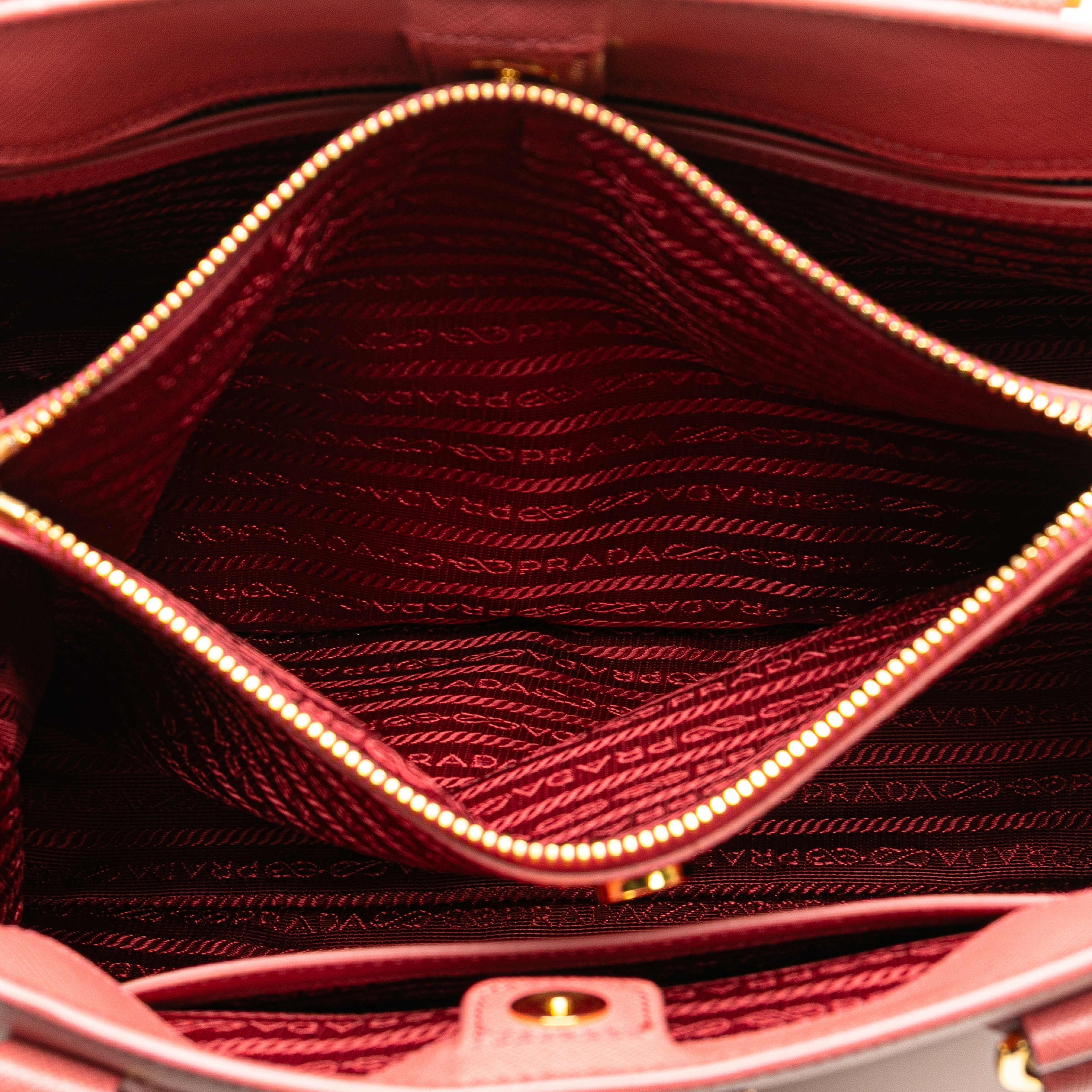 Prada Medium Saffiano Lux Galleria Satchel, från Luxclusif, i färgen blush. Klicka för att öppna bilden i stort format