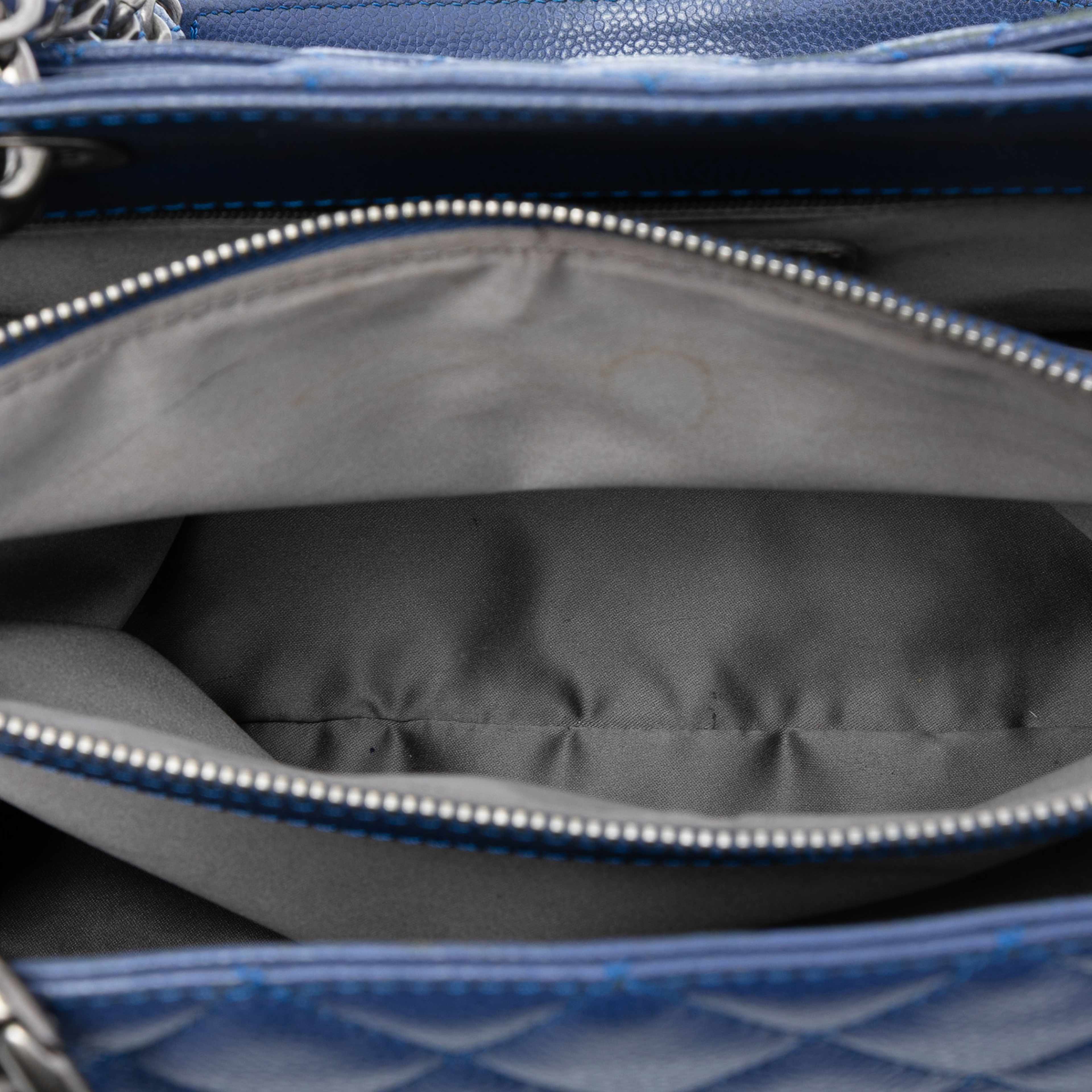 Chanel Caviar Grand Shopping Tote, från Luxclusif, i färgen blue. Klicka för att öppna bilden i stort format