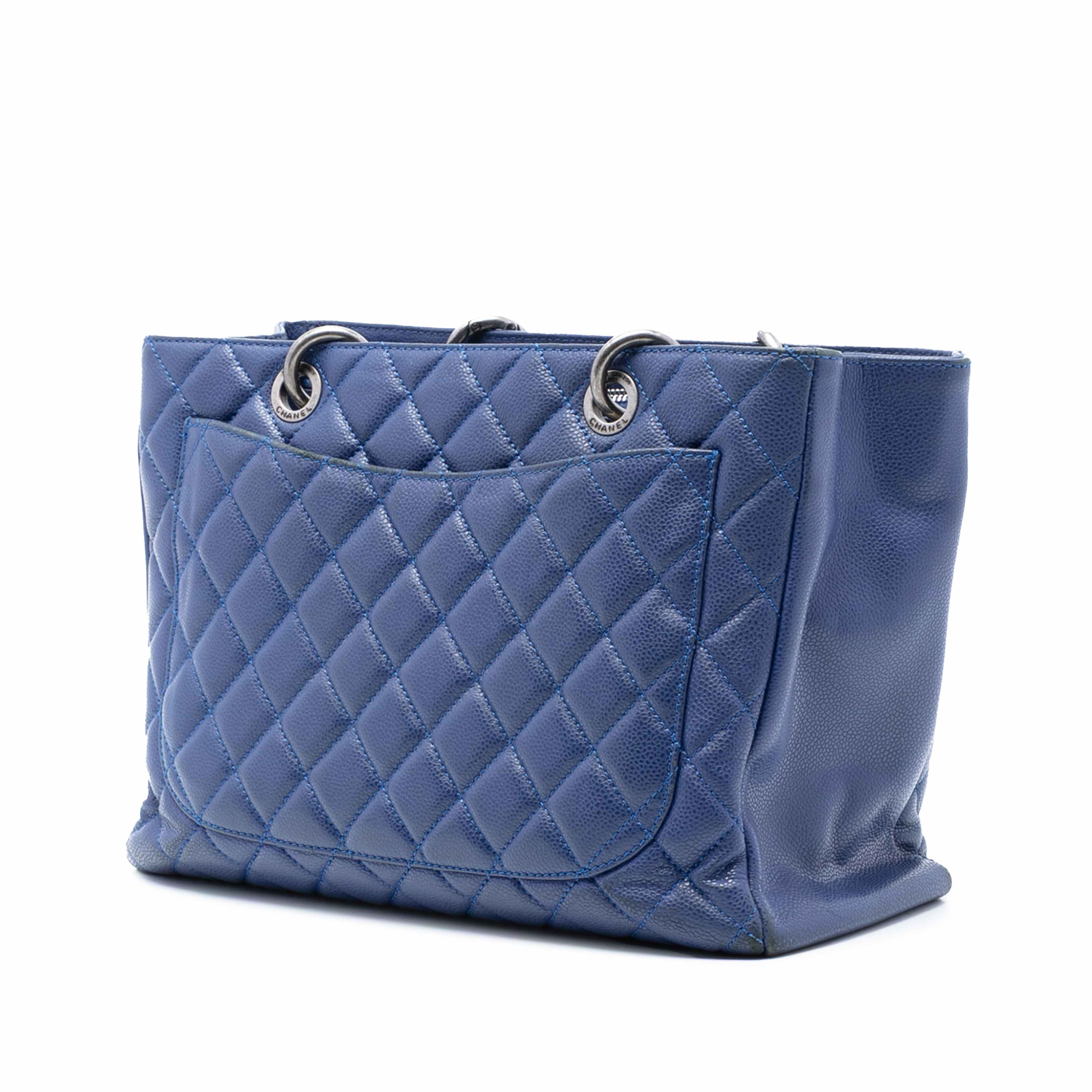 Chanel Caviar Grand Shopping Tote, från Luxclusif, i färgen blue. Klicka för att öppna bilden i stort format