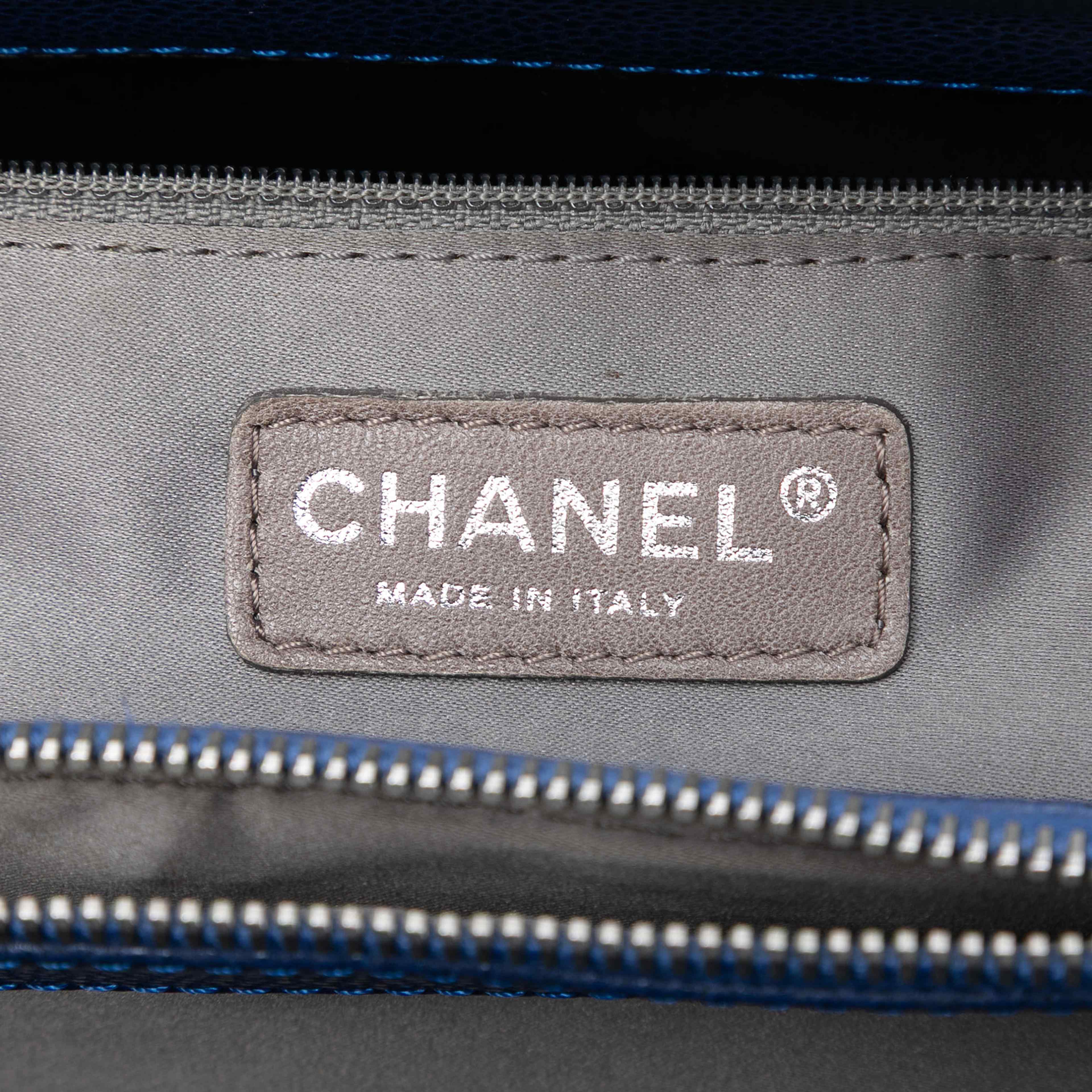 Chanel Caviar Grand Shopping Tote, från Luxclusif, i färgen blue. Klicka för att öppna bilden i stort format