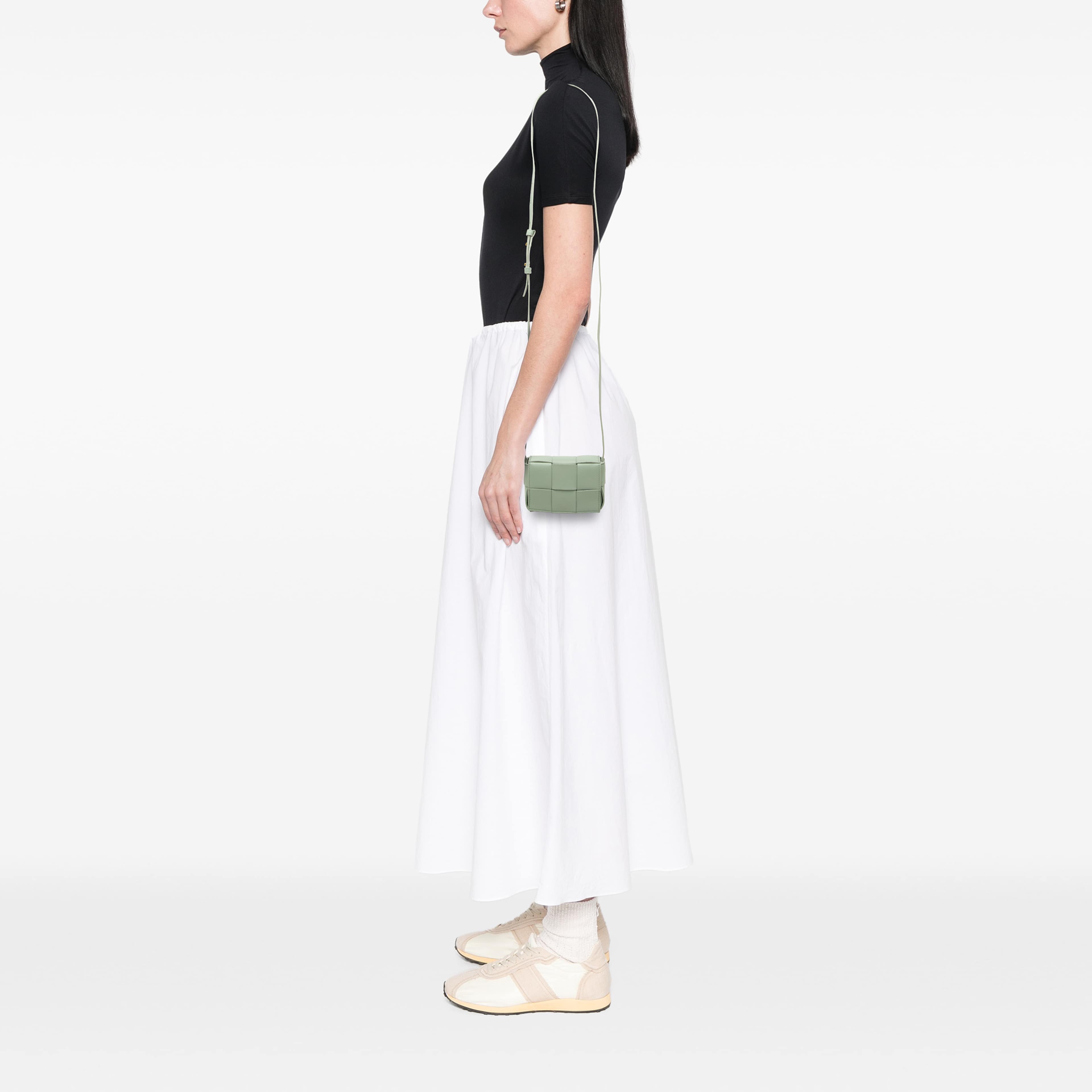 Bottega Veneta Candy Nappa Intrecciato Cassette Crossbody, från Luxclusif, i färgen grön. Klicka för att öppna bilden i stort format