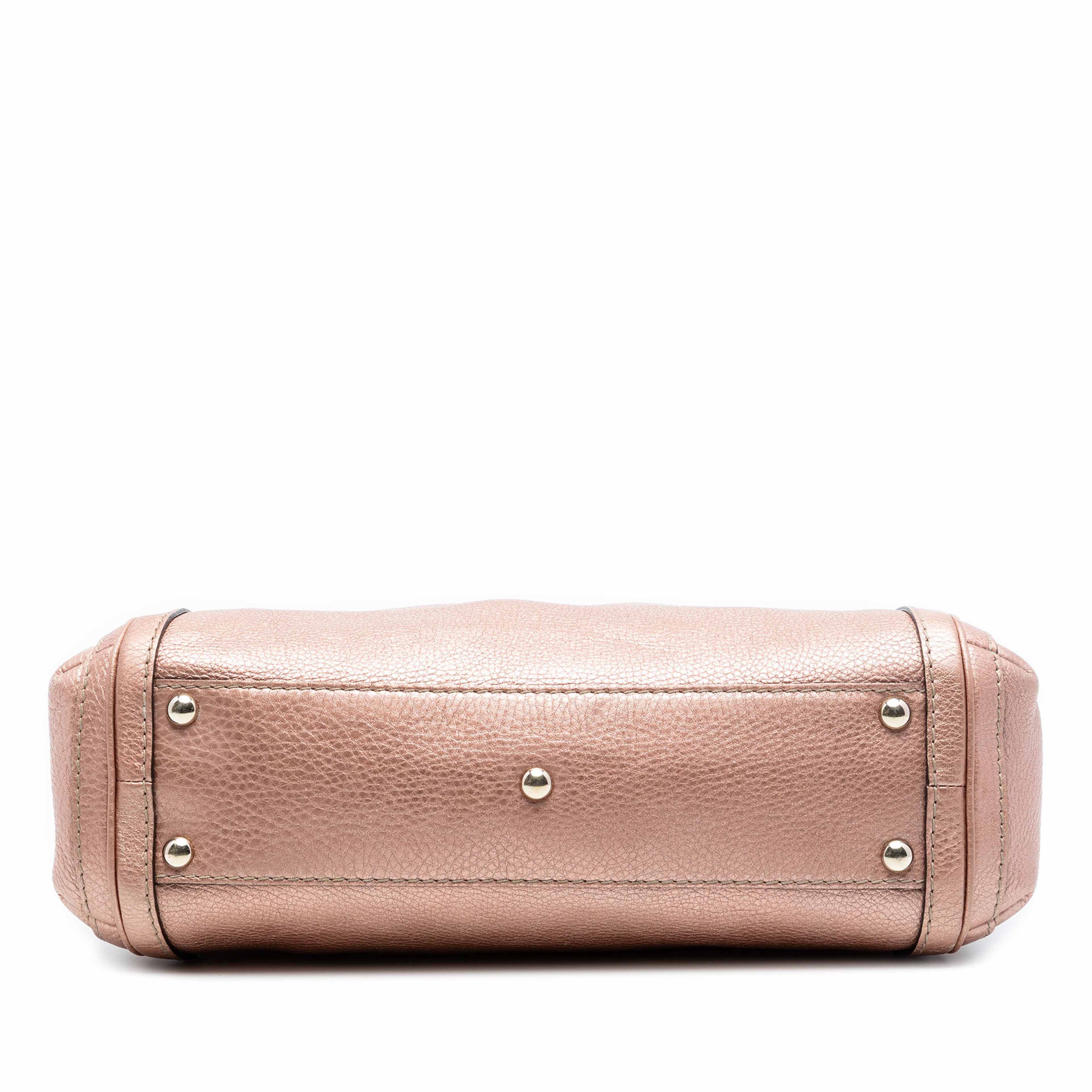 Gucci Metallic Pebbled Calfskin Bella Satchel, från Luxclusif, i färgen rosa. Klicka för att öppna bilden i stort format