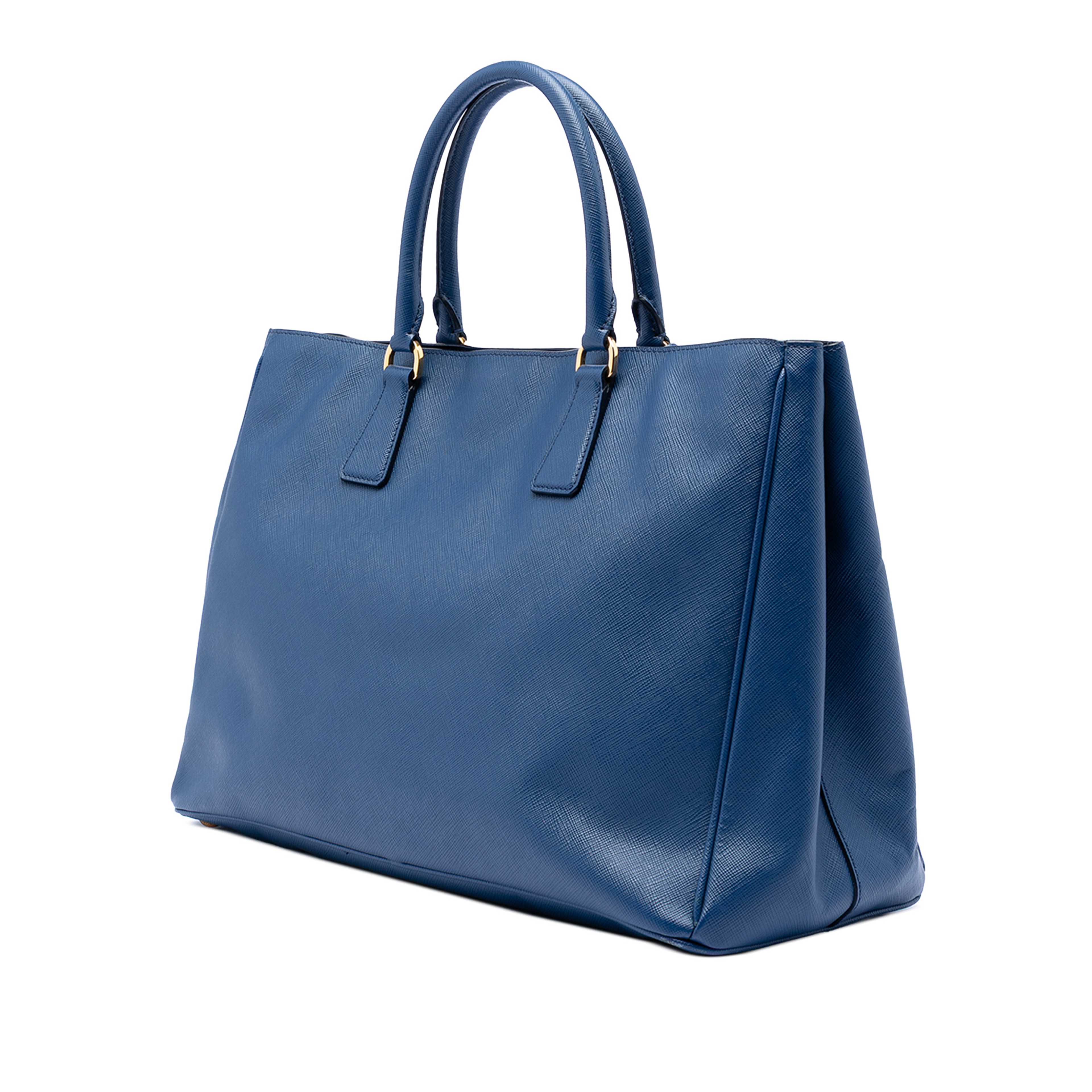 Prada Large Saffiano Lux Galleria Tote, från Luxclusif, i färgen blue. Klicka för att öppna bilden i stort format