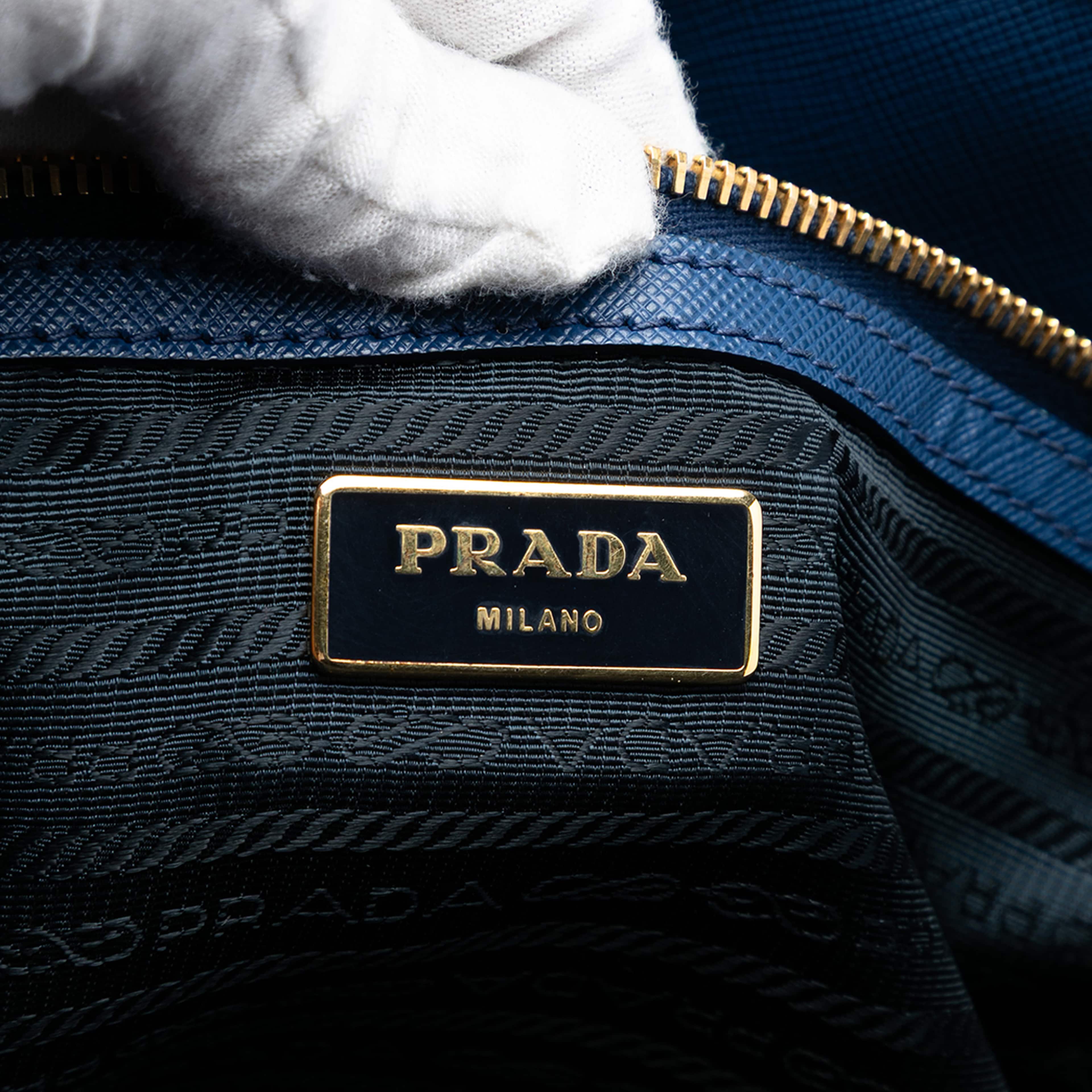 Prada Large Saffiano Lux Galleria Tote, från Luxclusif, i färgen blue. Klicka för att öppna bilden i stort format