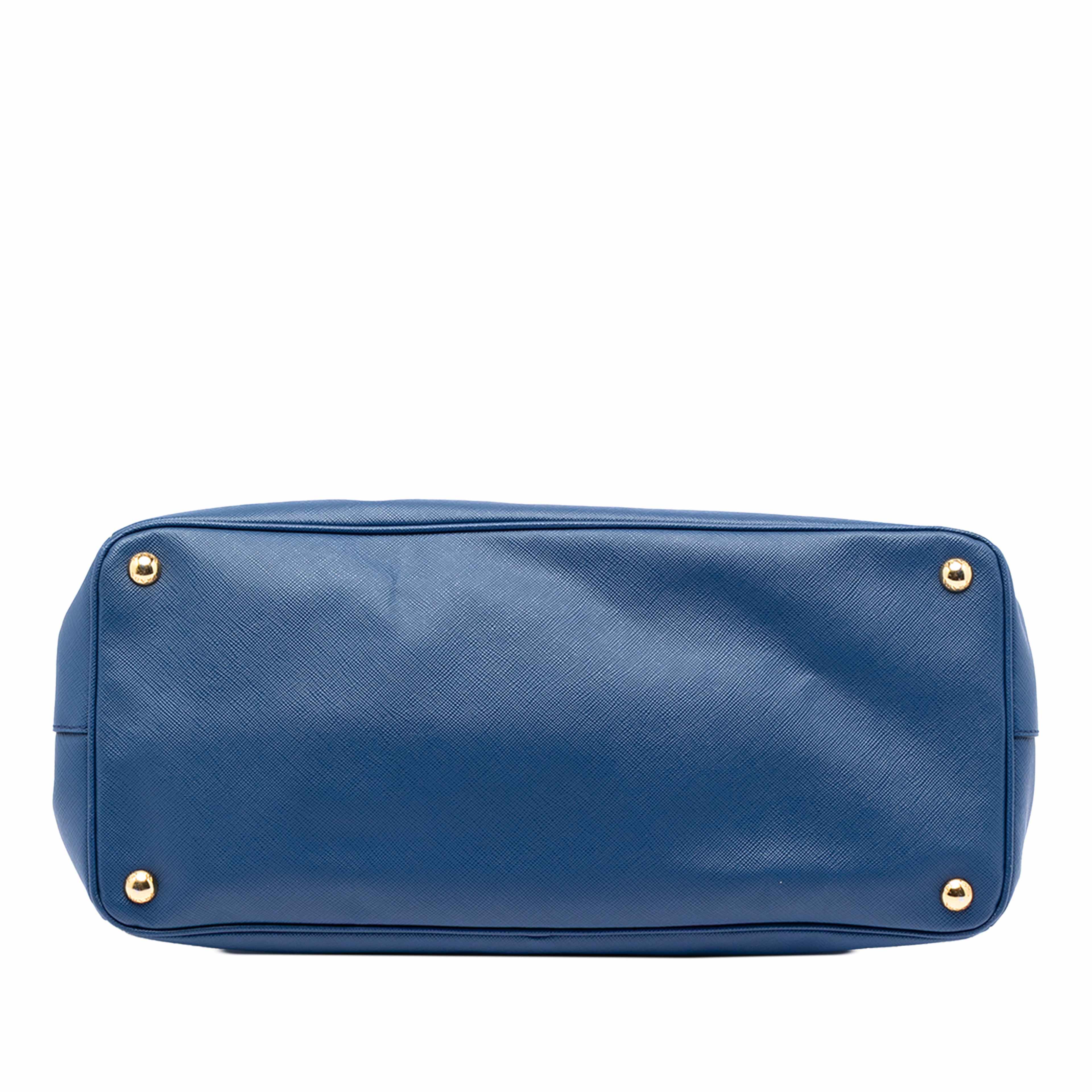 Prada Large Saffiano Lux Galleria Tote, från Luxclusif, i färgen blue. Klicka för att öppna bilden i stort format