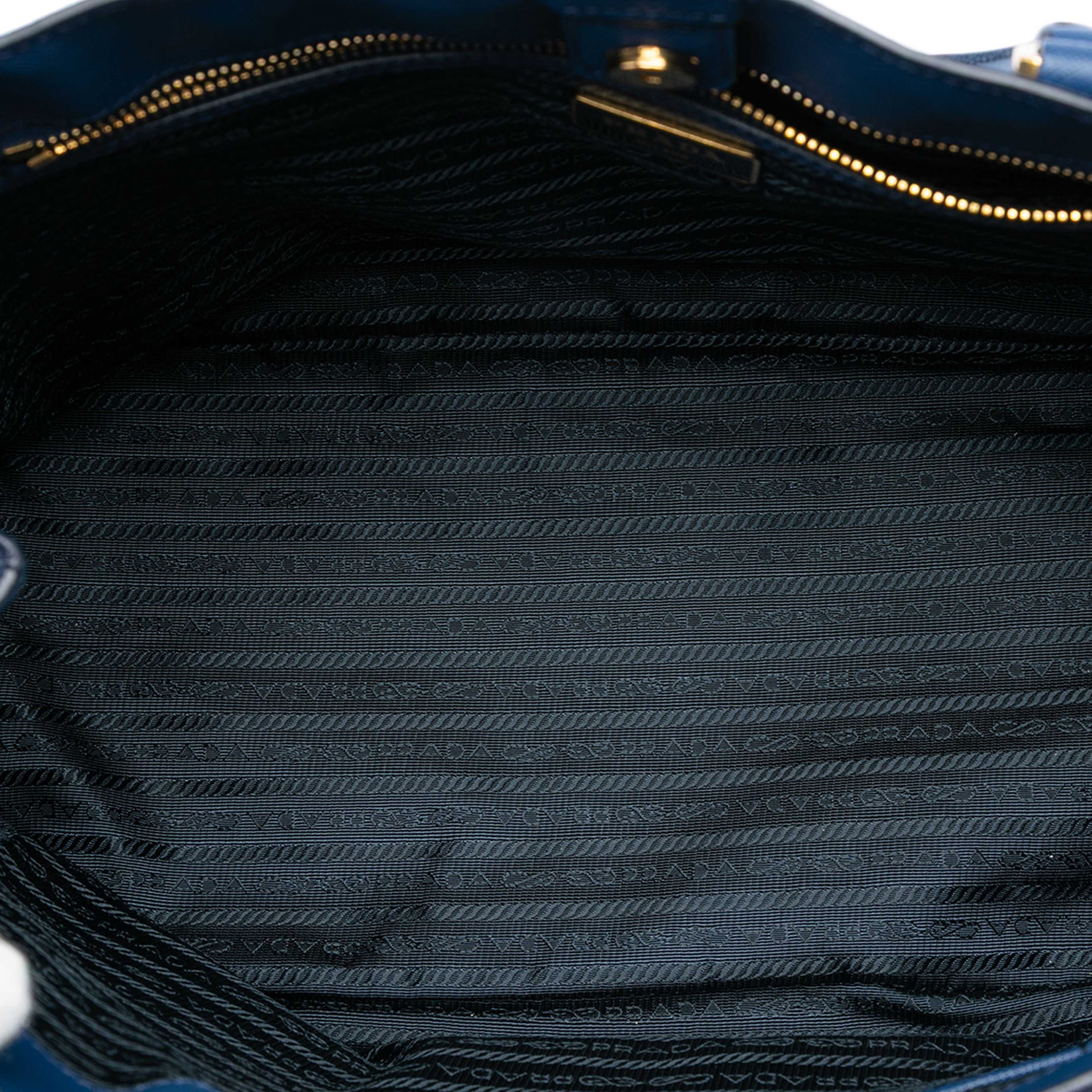 Prada Large Saffiano Lux Galleria Tote, från Luxclusif, i färgen blue. Klicka för att öppna bilden i stort format