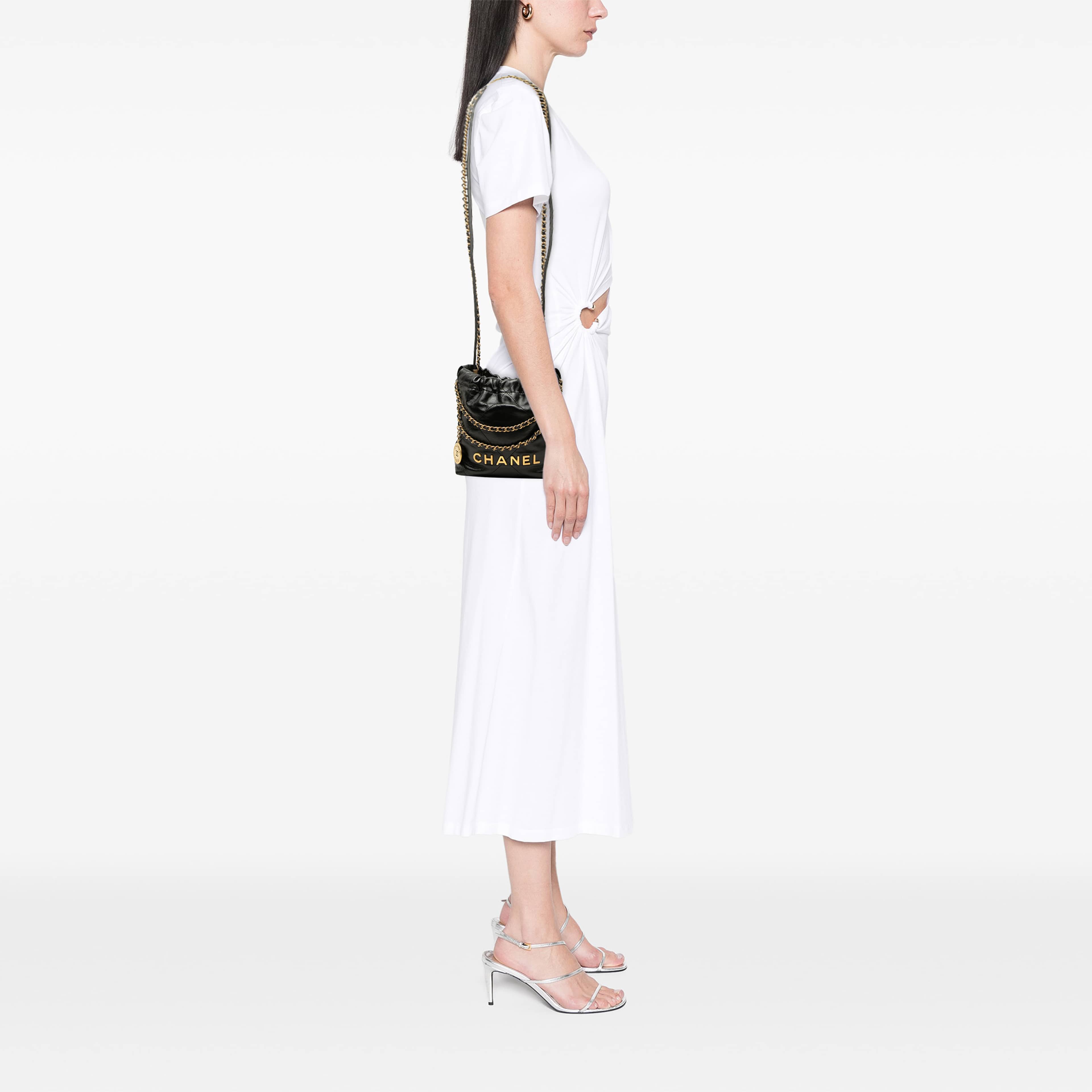 Chanel Mini Shiny Calfskin 22 Handbag, från Luxclusif, i färgen svart. Klicka för att öppna bilden i stort format