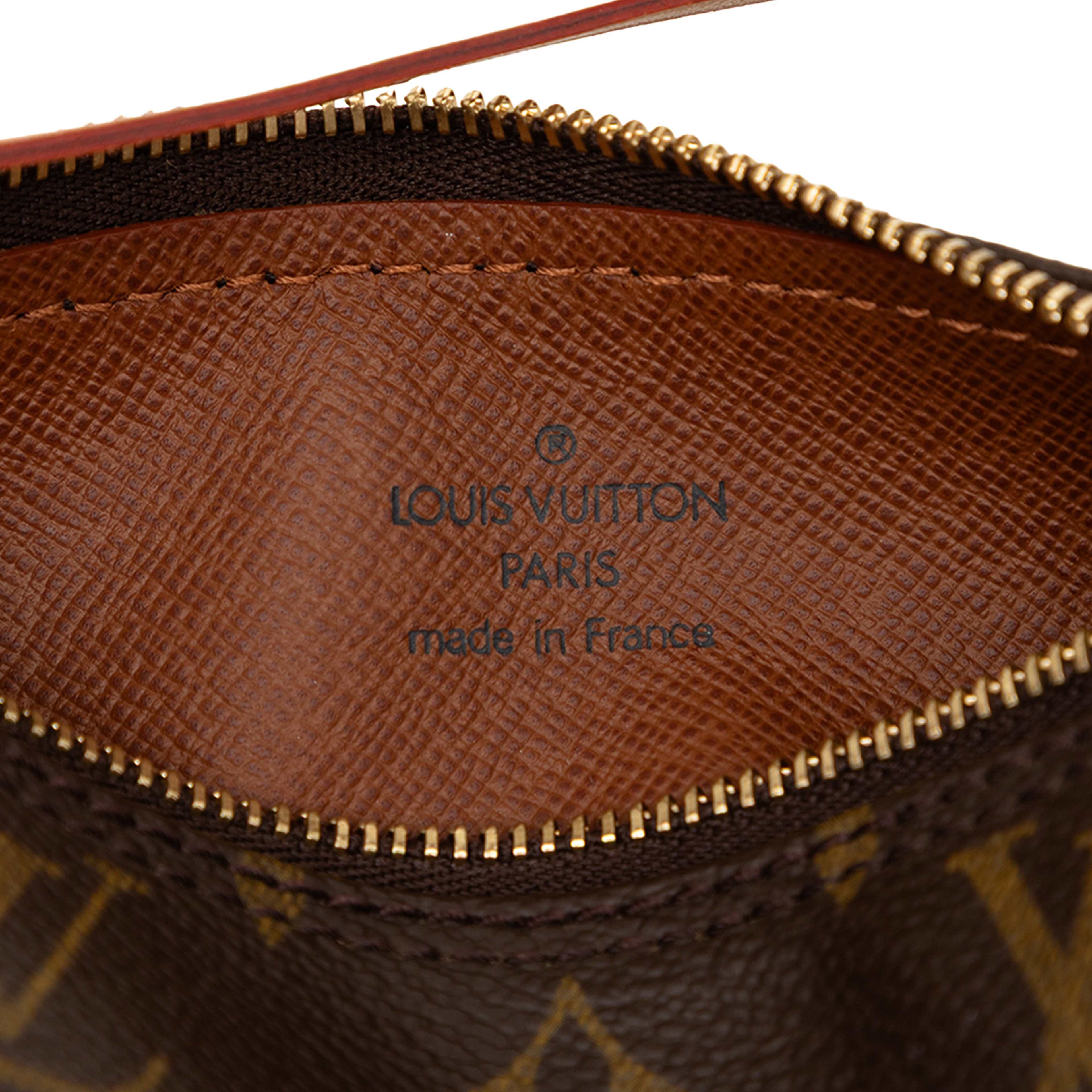 Louis Vuitton Monogram Papillon Pochette, från Luxclusif, i färgen brun. Klicka för att öppna bilden i stort format