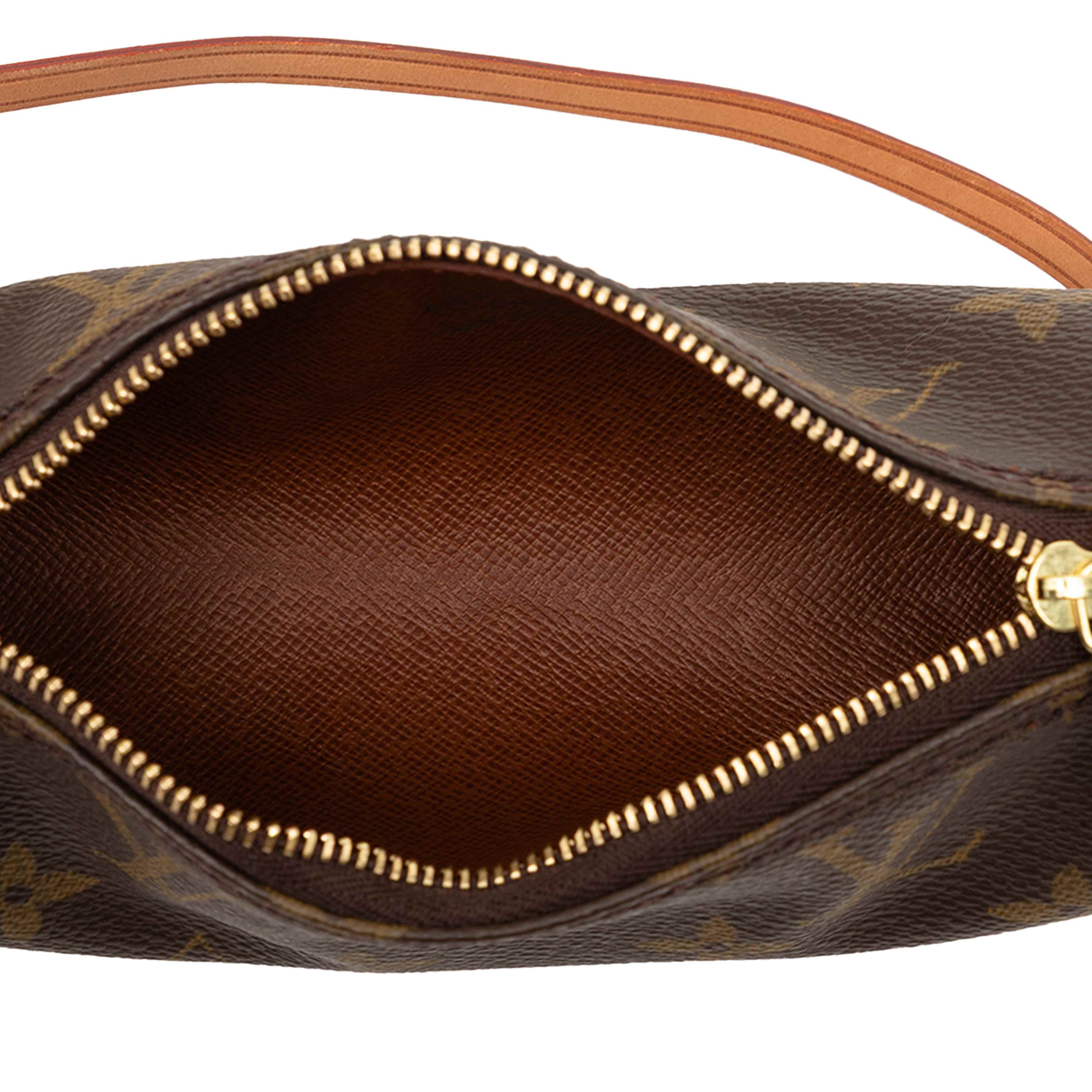 Louis Vuitton Monogram Papillon Pochette, från Luxclusif, i färgen brun. Klicka för att öppna bilden i stort format