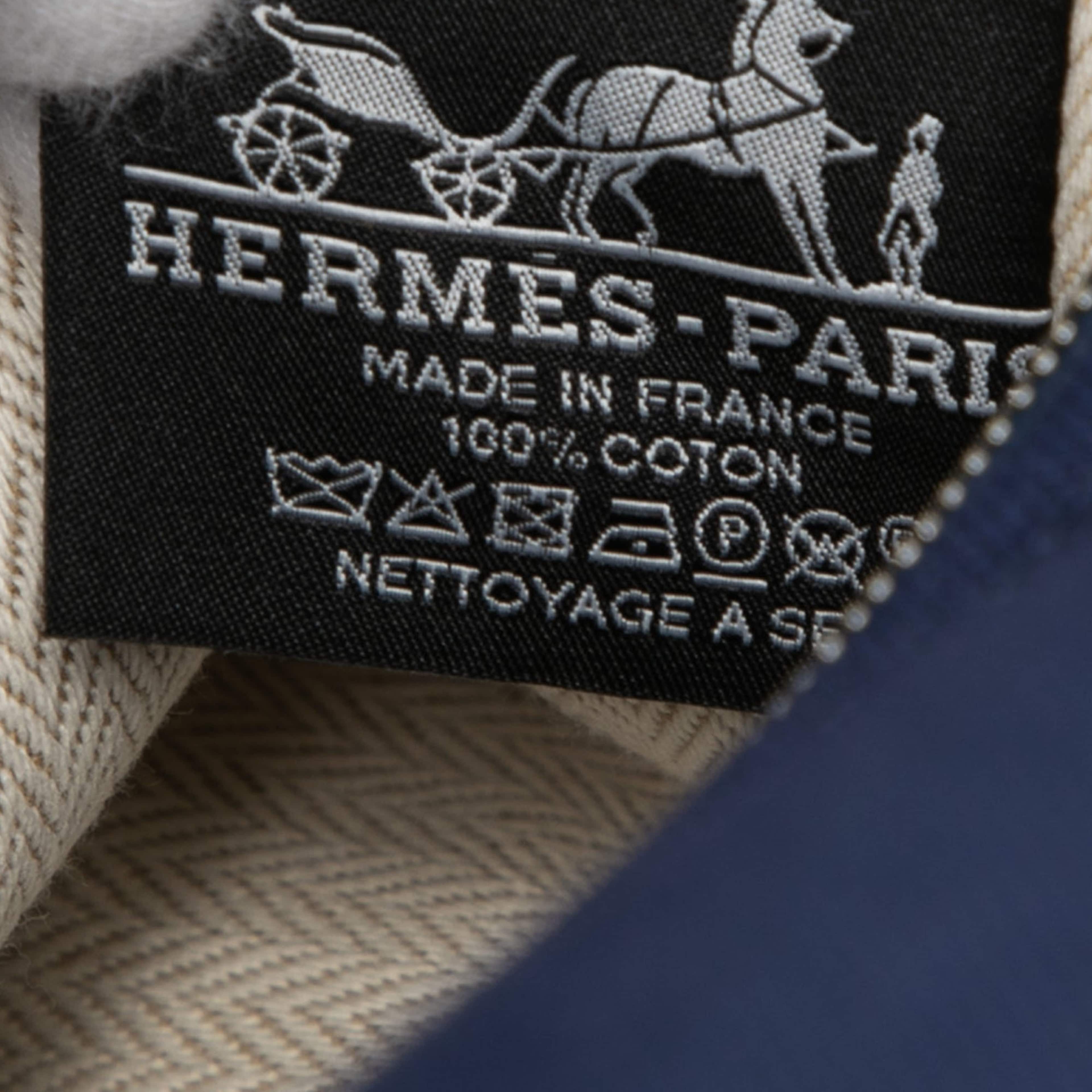 Hermès Large Toile Bride A Brac H Pavillon Case, från Luxclusif, i färgen navy. Klicka för att öppna bilden i stort format