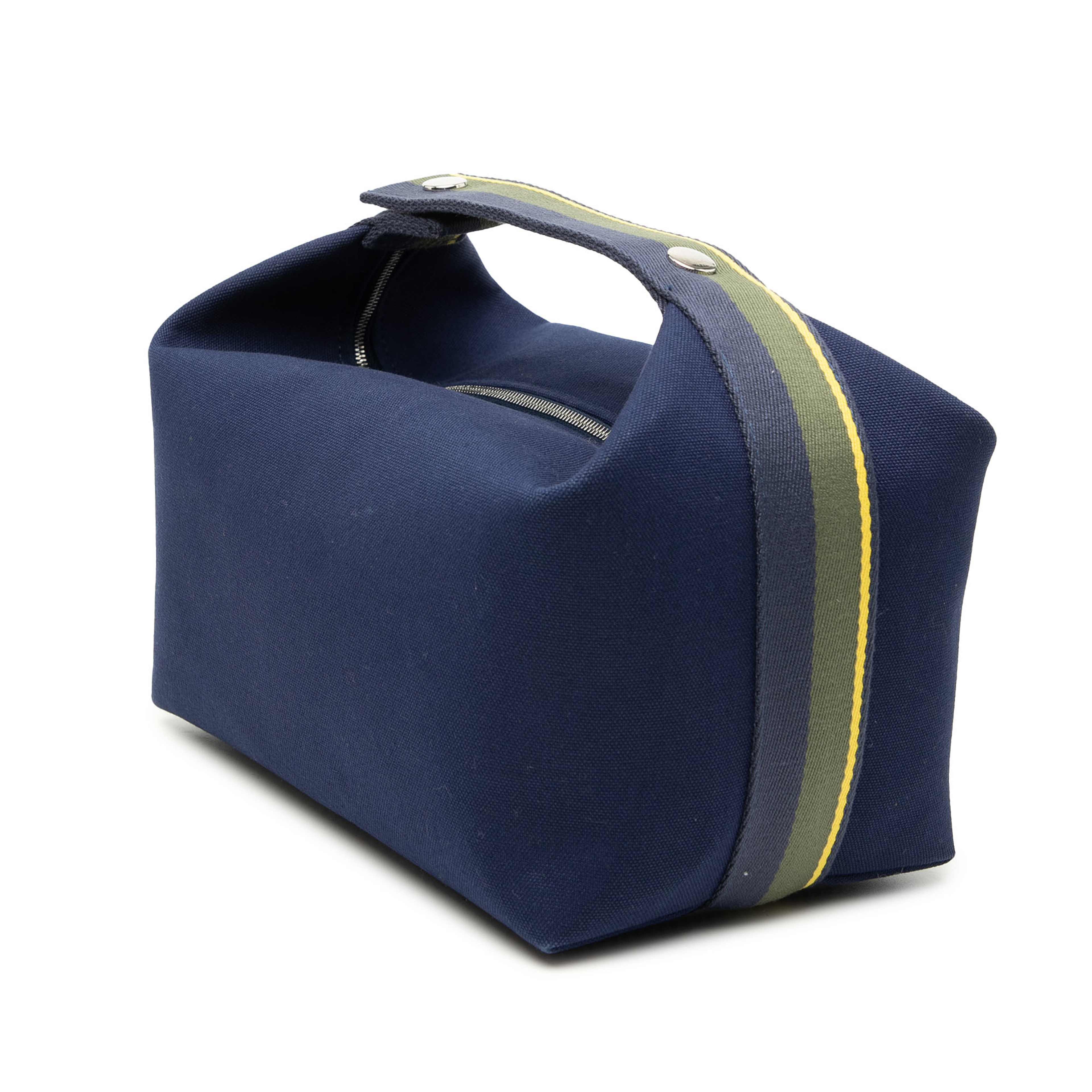 Hermès Large Toile Bride A Brac H Pavillon Case, från Luxclusif, i färgen navy. Klicka för att öppna bilden i stort format