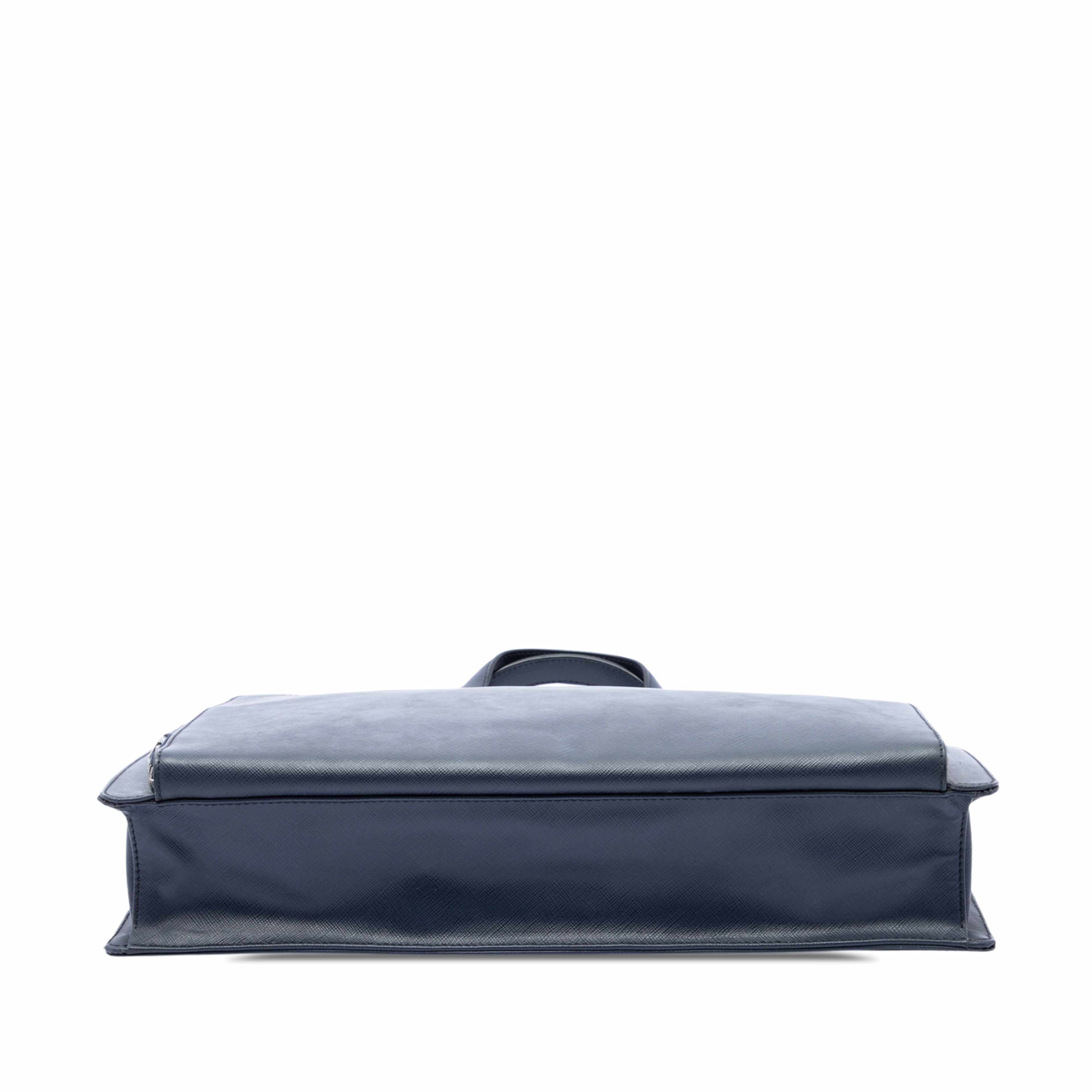 Prada Saffiano Business Bag, från Luxclusif, i färgen blå. Klicka för att öppna bilden i stort format