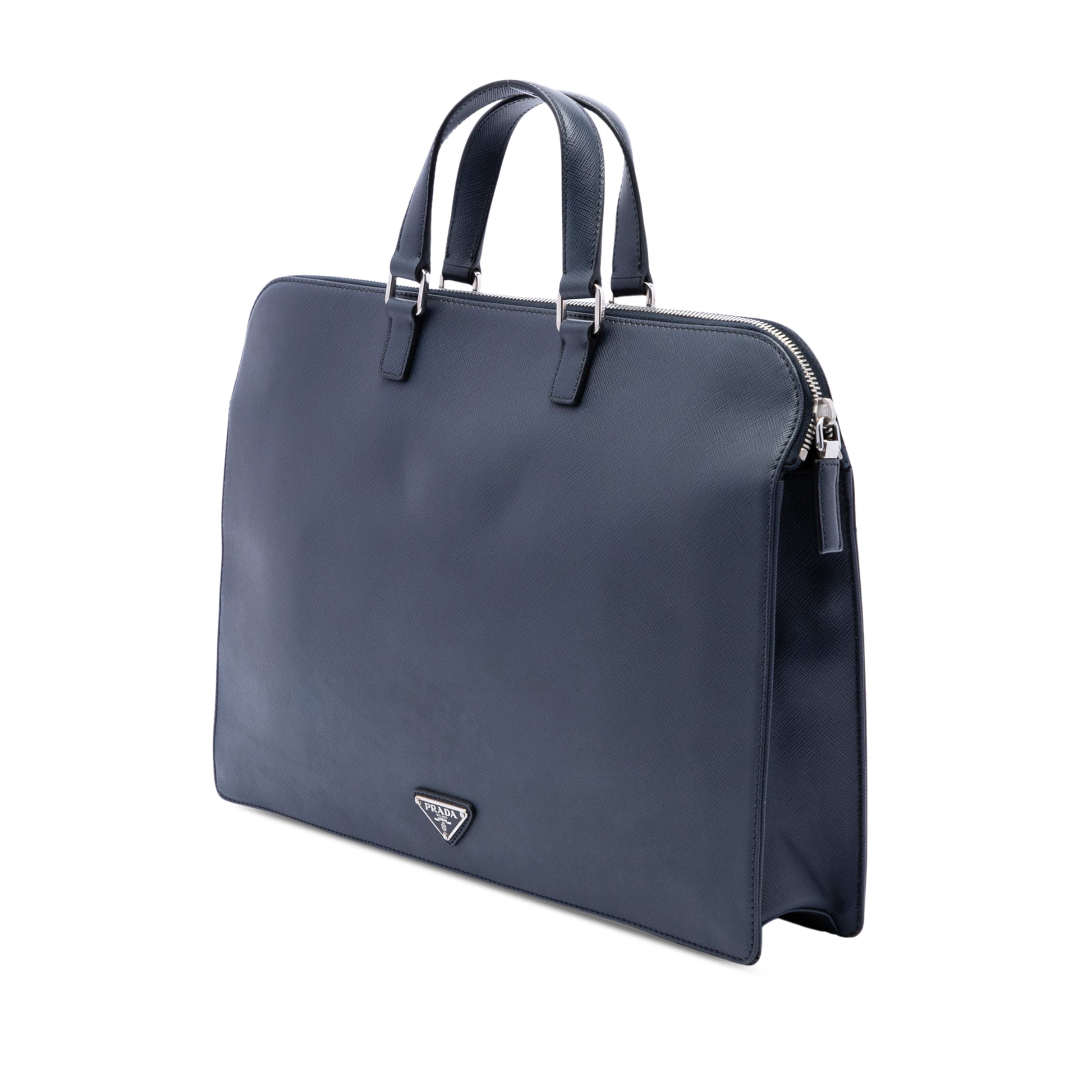 Prada Saffiano Business Bag, från Luxclusif, i färgen blå. Klicka för att öppna bilden i stort format