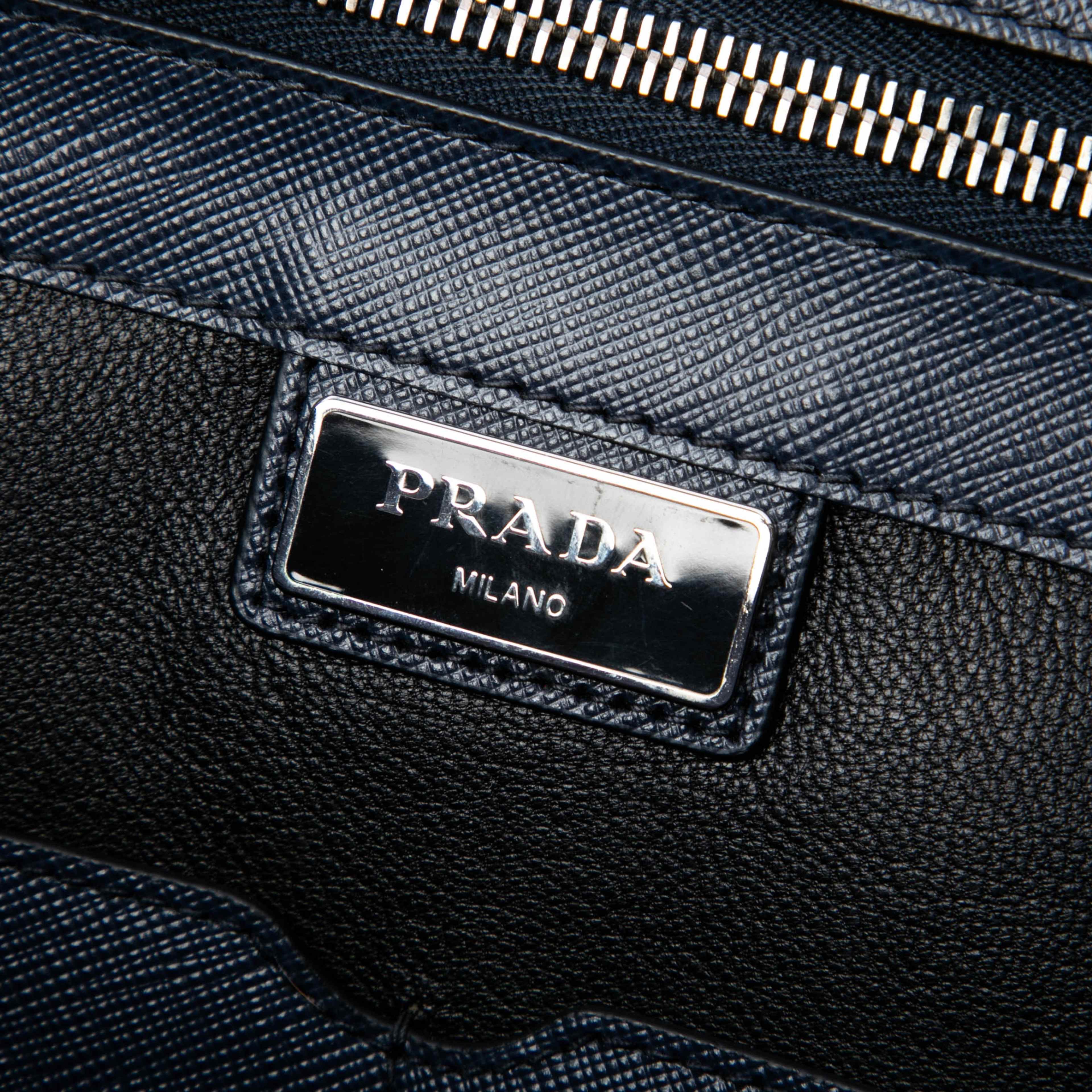 Prada Saffiano Business Bag, från Luxclusif, i färgen blå. Klicka för att öppna bilden i stort format