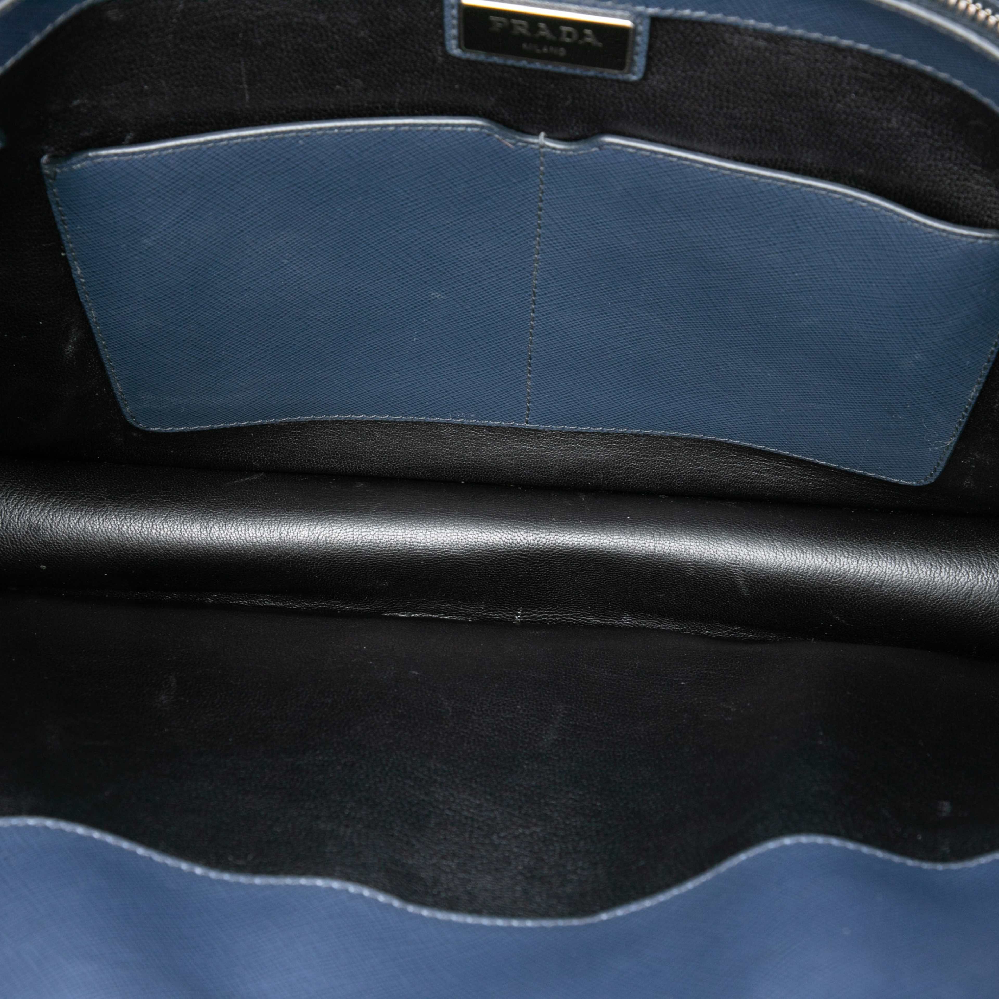 Prada Saffiano Business Bag, från Luxclusif, i färgen blå. Klicka för att öppna bilden i stort format
