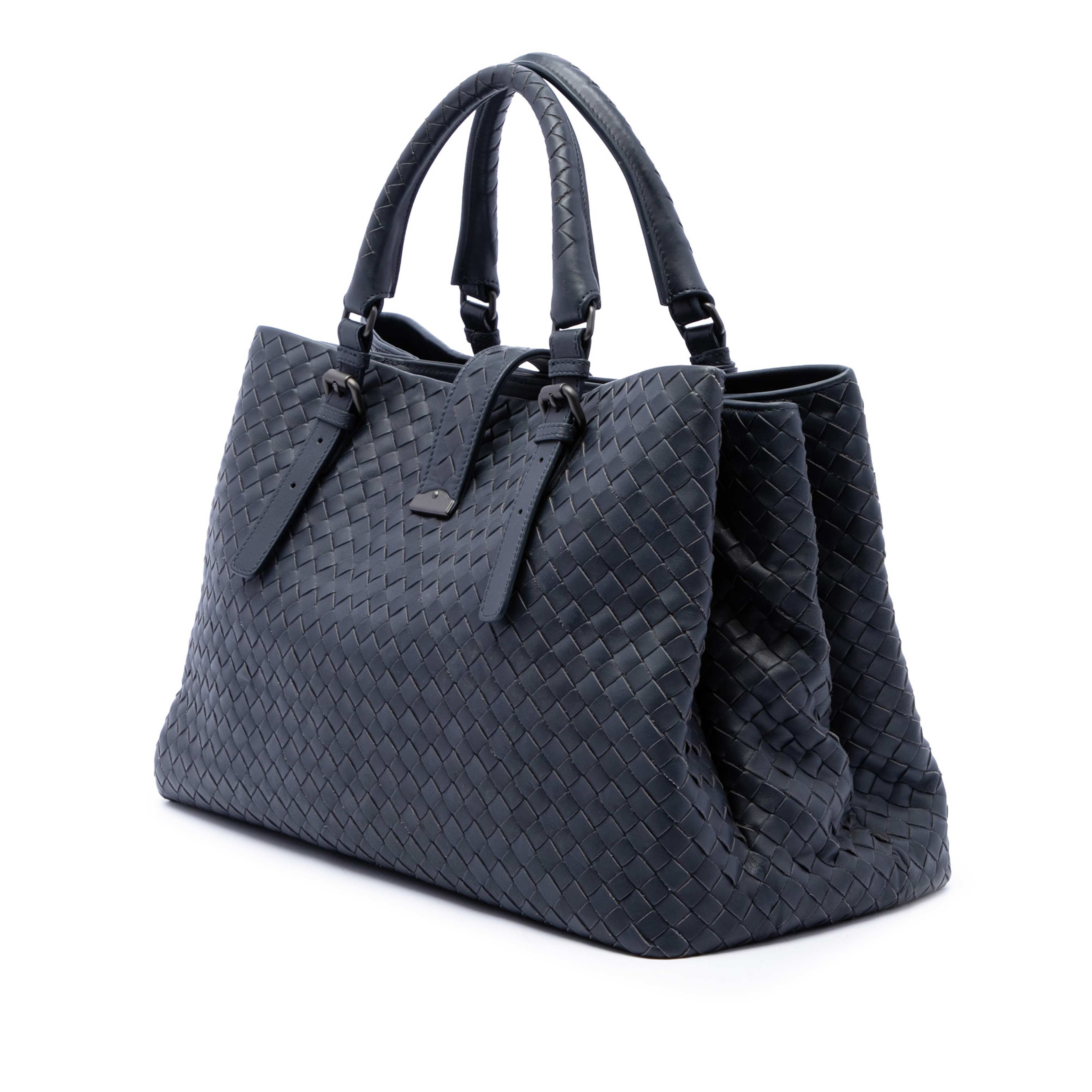 Bottega Veneta Medium Nappa Intrecciato Roma Tote, från Luxclusif, i färgen blå. Klicka för att öppna bilden i stort format