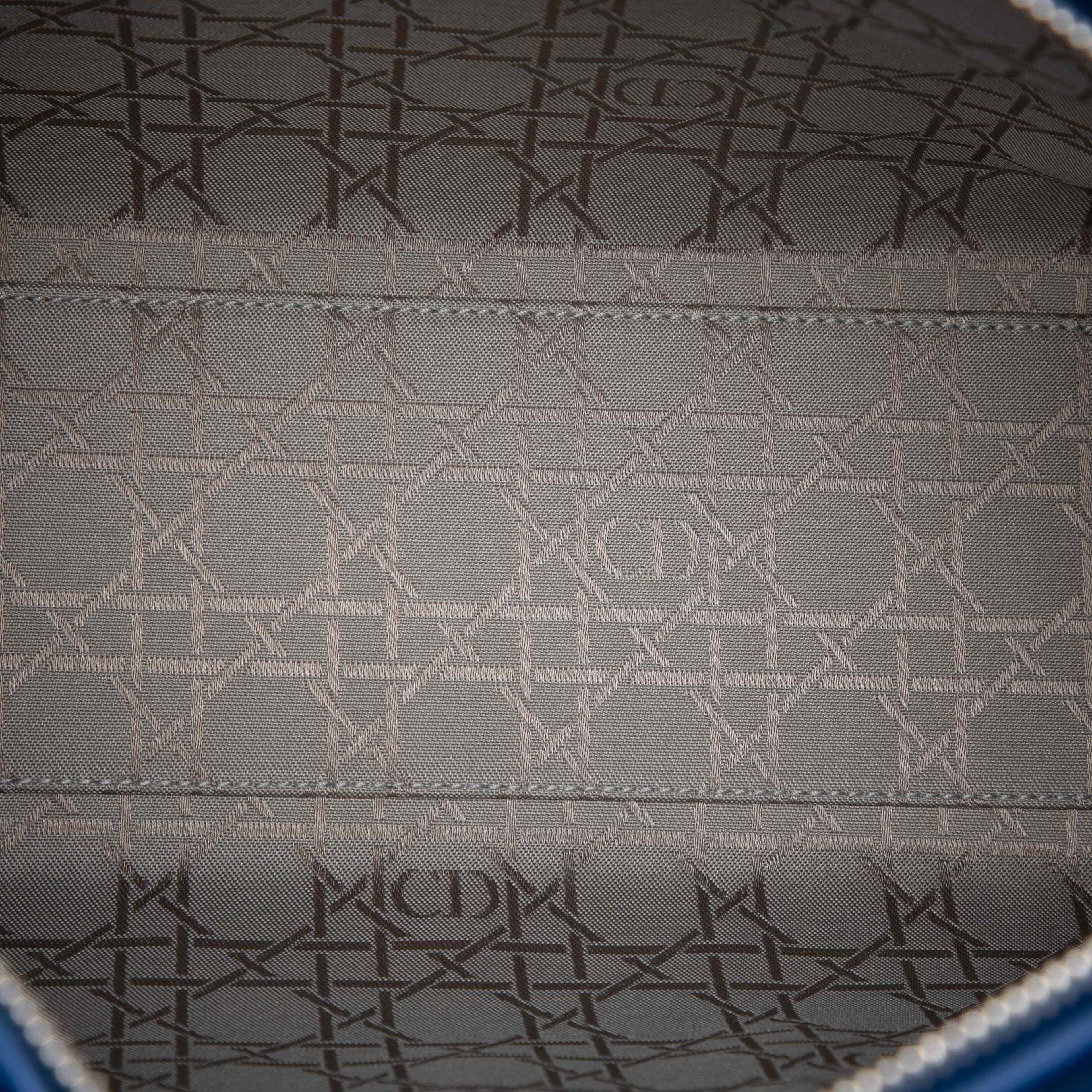 Dior Large Lambskin Cannage Lady Dior, från Luxclusif, i färgen dark blue. Klicka för att öppna bilden i stort format