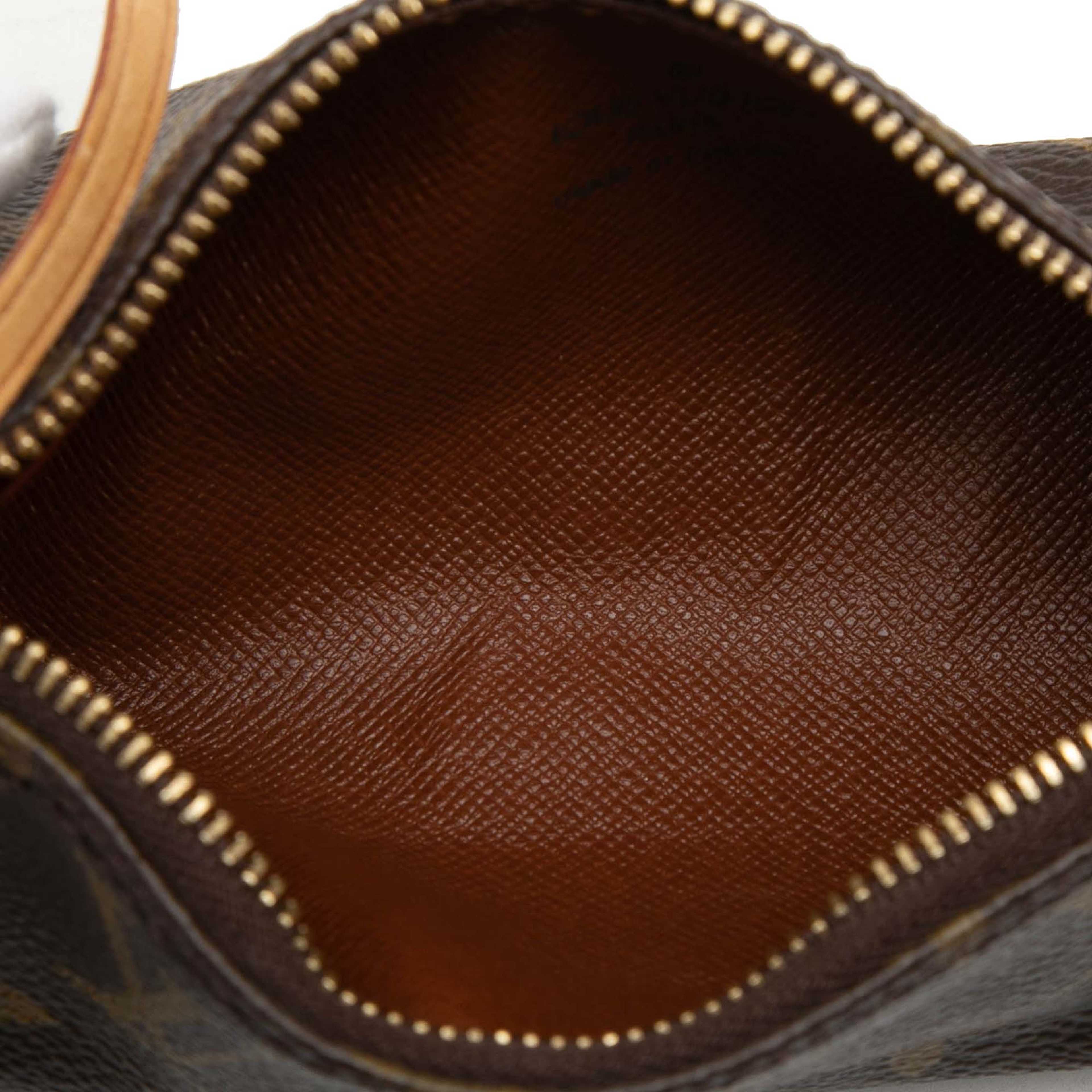 Louis Vuitton Monogram Papillon Pochette, från Luxclusif, i färgen brown. Klicka för att öppna bilden i stort format