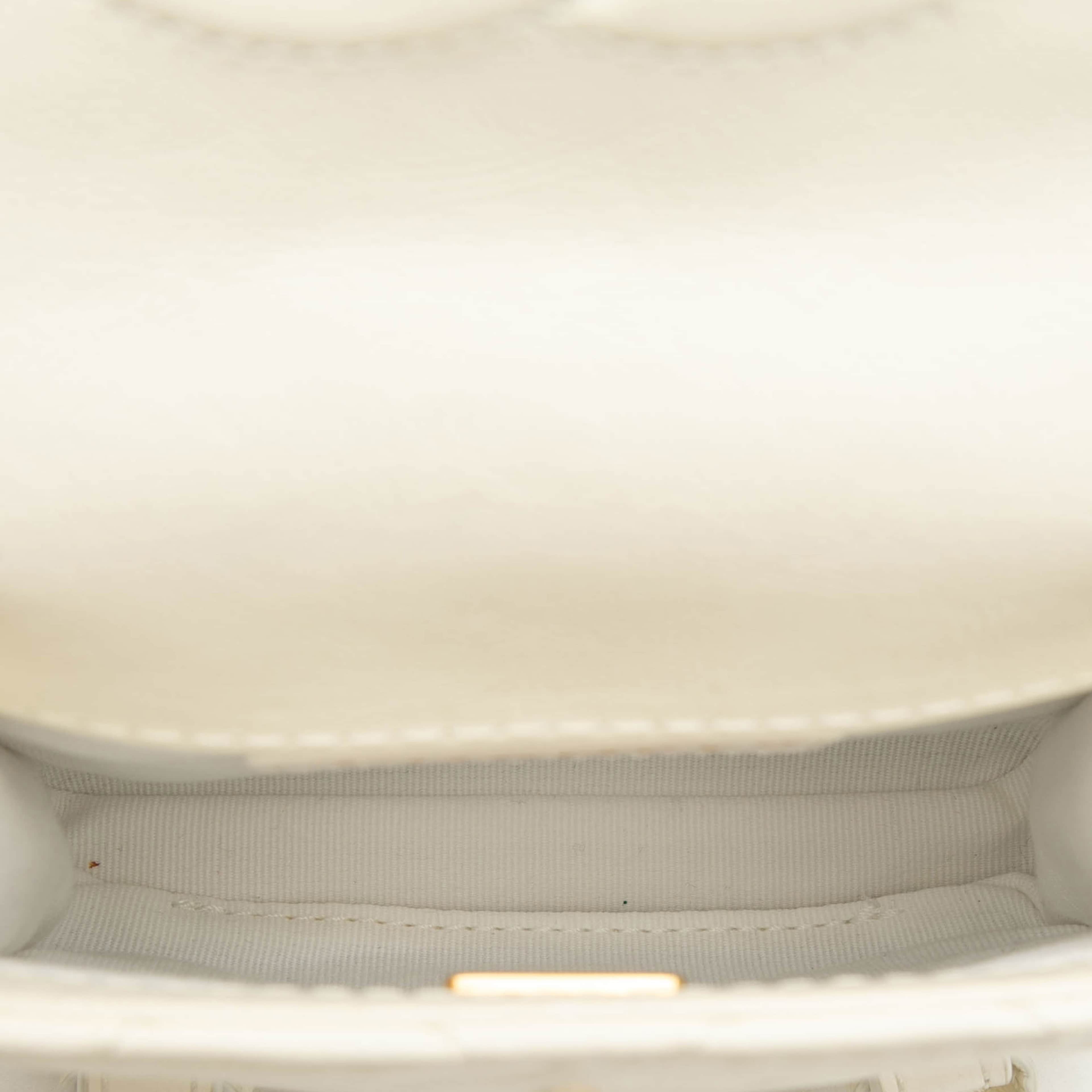 Chanel Mini Aged Calfskin City School Flap, från Luxclusif, i färgen white. Klicka för att öppna bilden i stort format