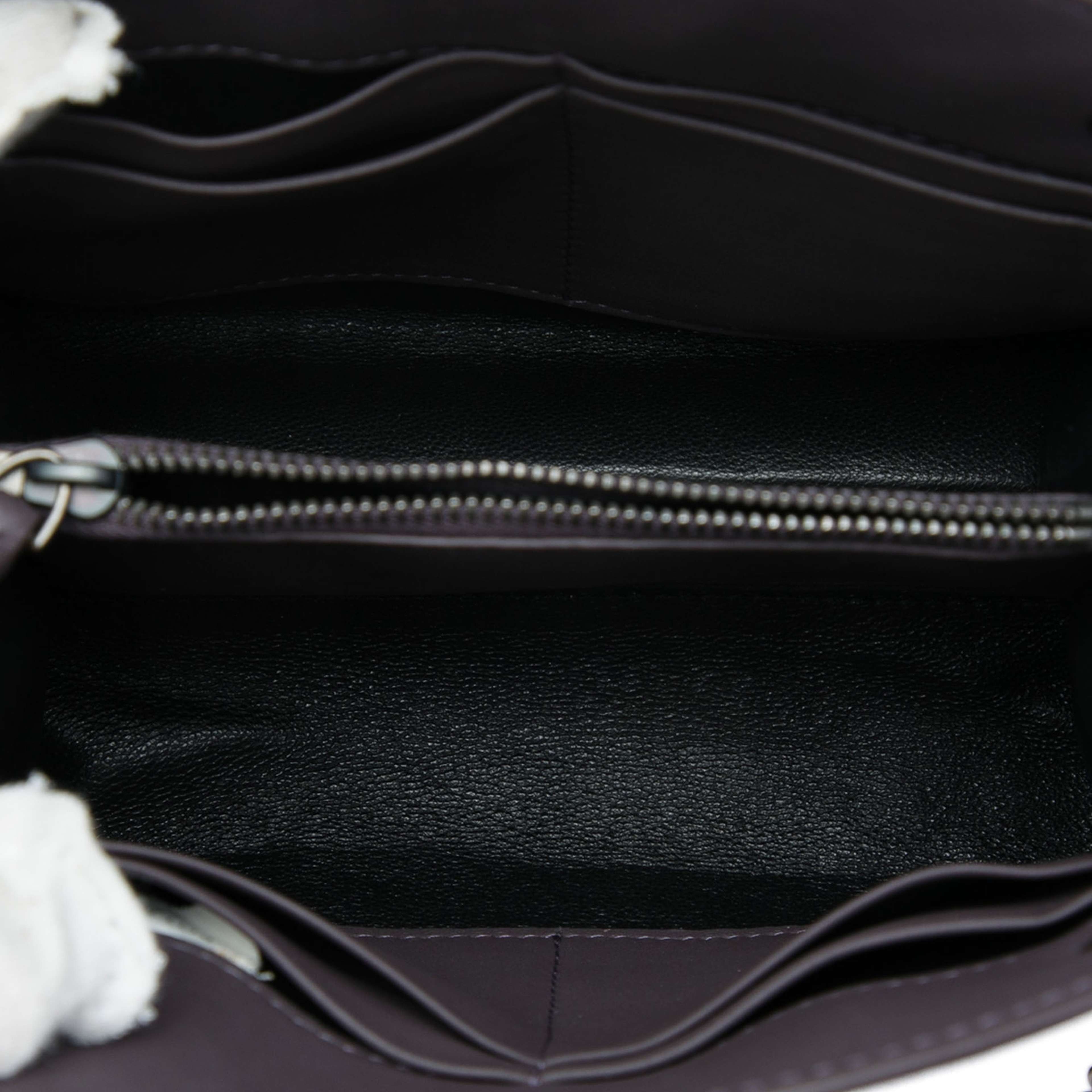 Bottega Veneta Nappa Intrecciato Chain Wallet, från Luxclusif, i färgen grå. Klicka för att öppna bilden i stort format