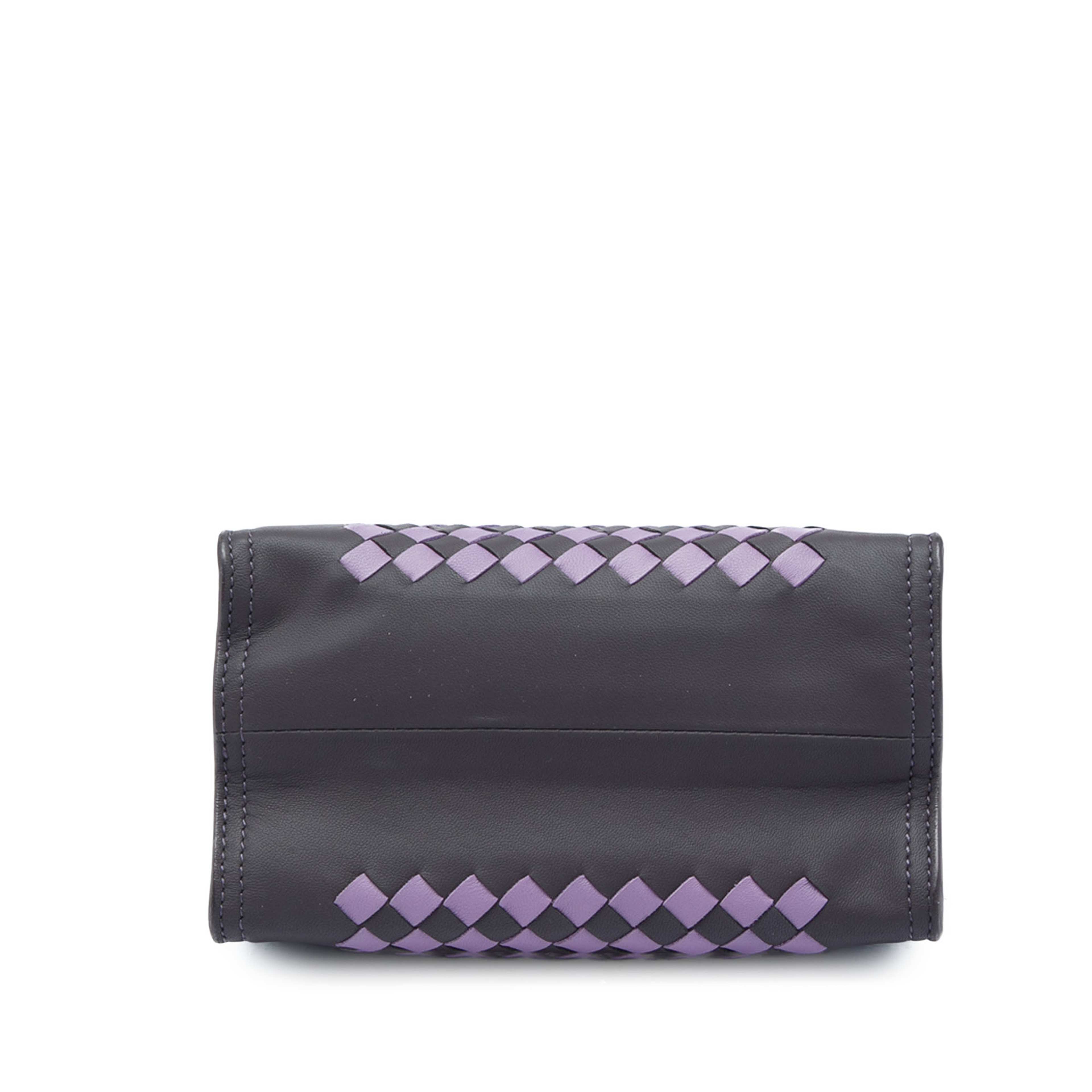 Bottega Veneta Nappa Intrecciato Chain Wallet, från Luxclusif, i färgen grå. Klicka för att öppna bilden i stort format