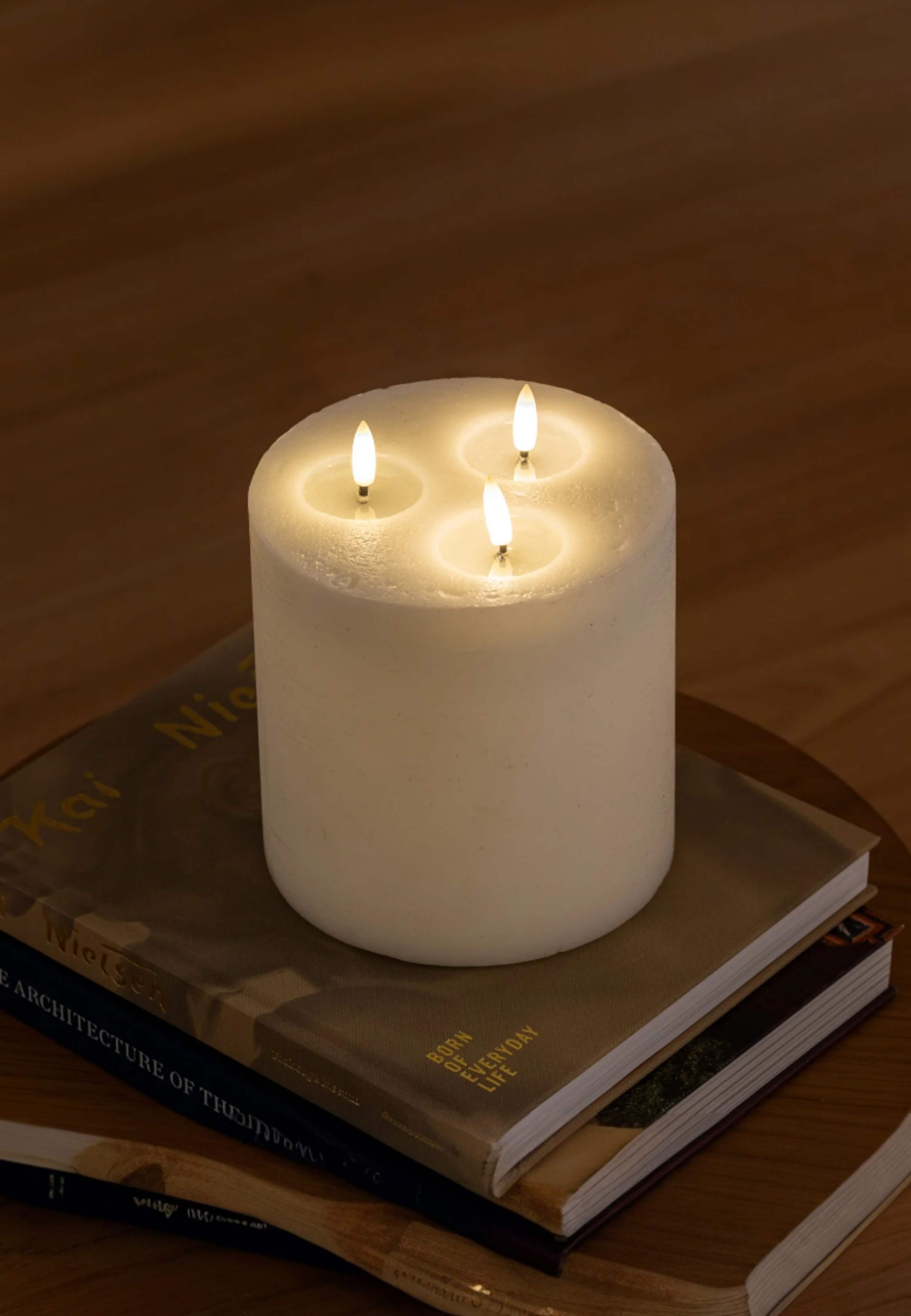 Luca Led-blockljus 3 Lågor, från Led Nordic, i färgen vit. Klicka för att öppna bilden i stort format