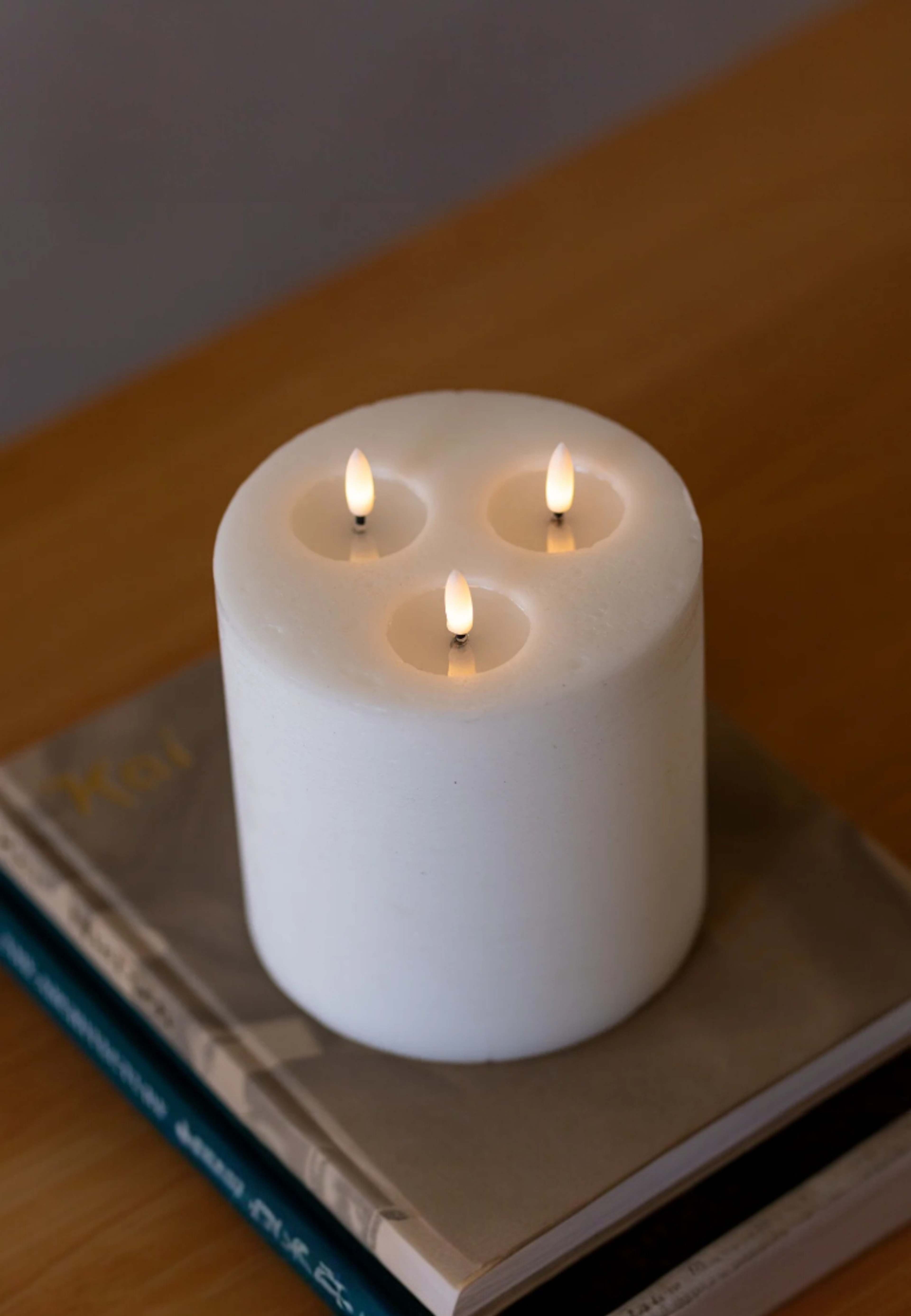 Luca Led-blockljus 3 Lågor, från Led Nordic, i färgen vit. Klicka för att öppna bilden i stort format