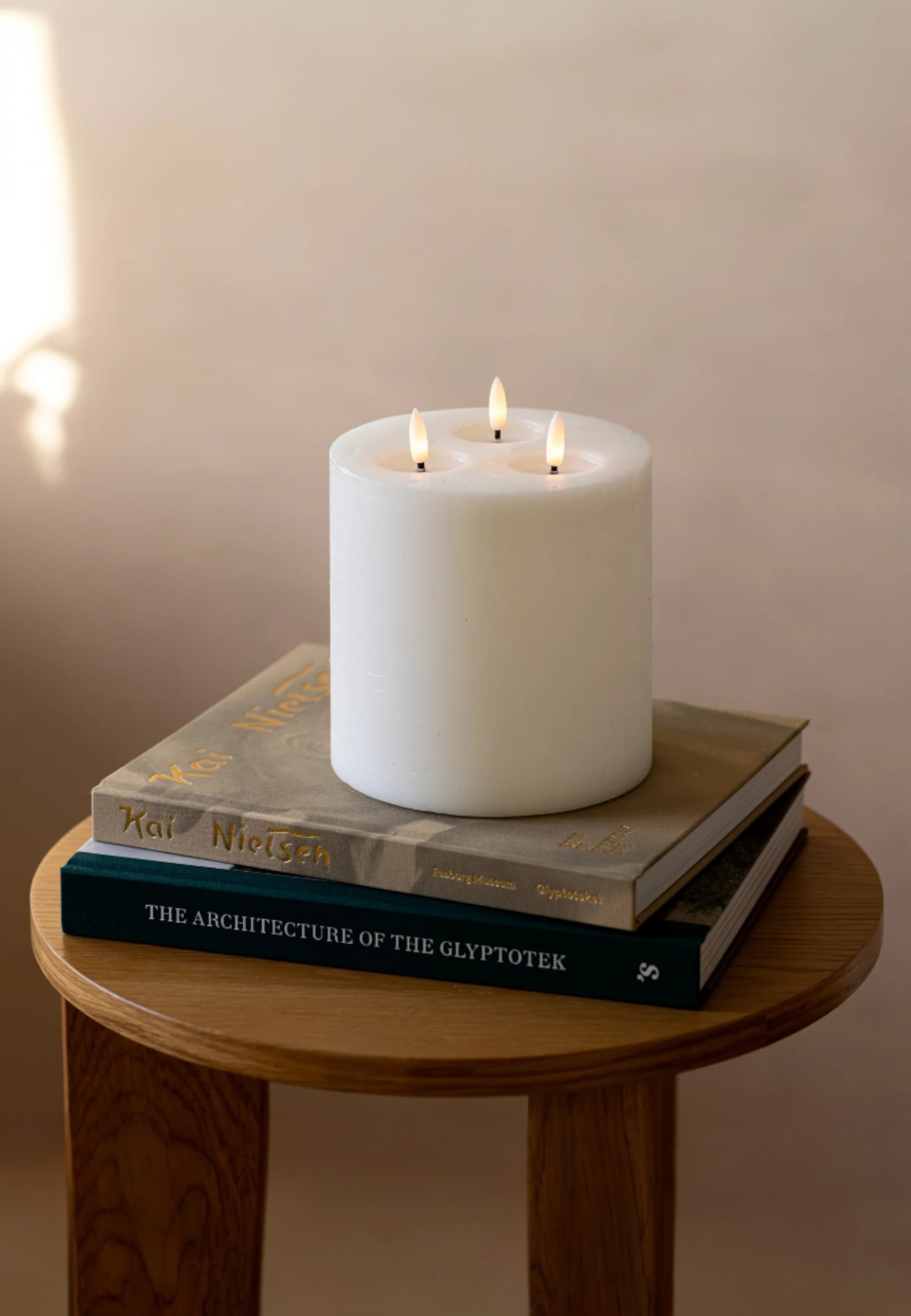 Luca Led-blockljus 3 Lågor, från Led Nordic, i färgen vit. Klicka för att öppna bilden i stort format