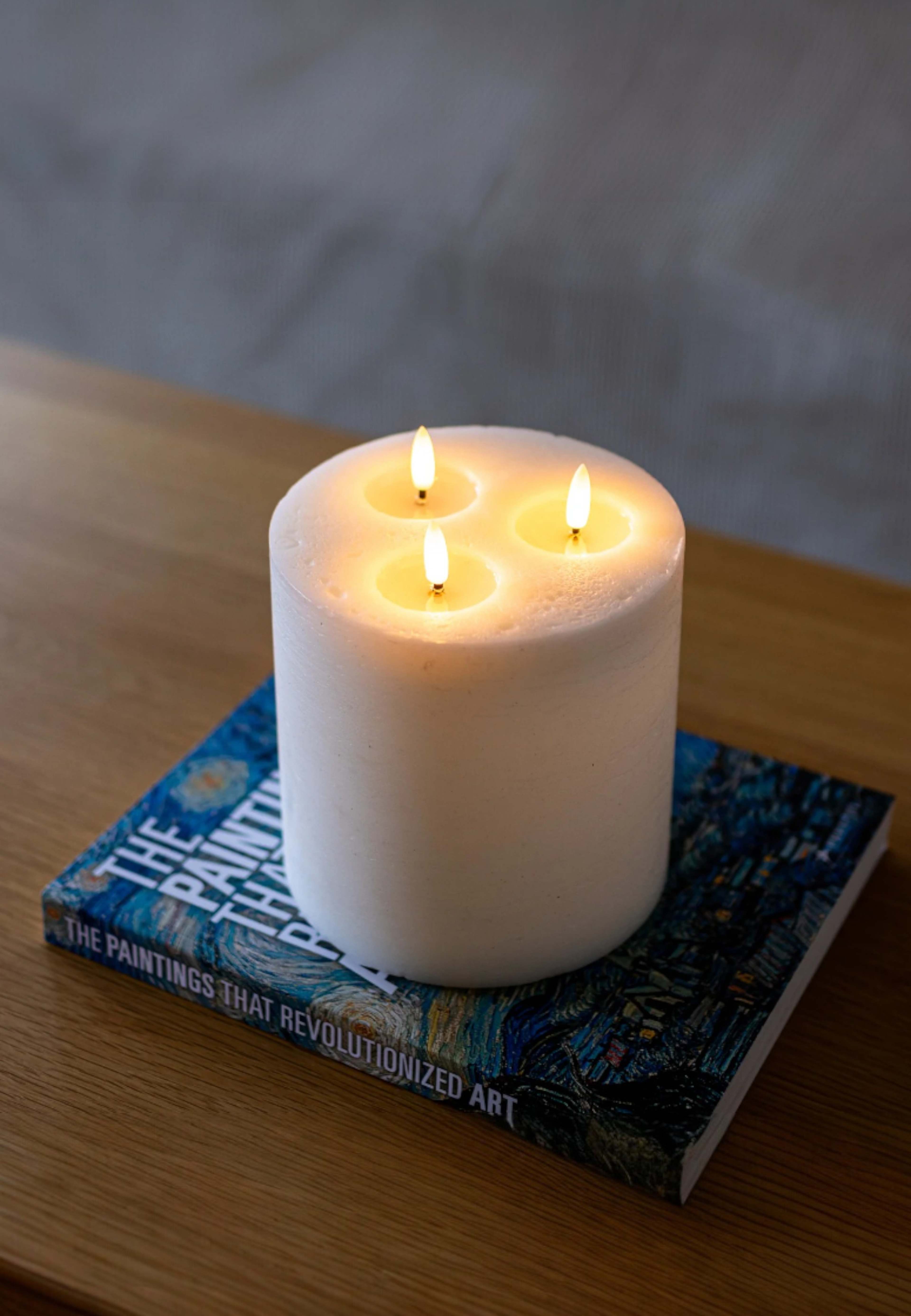 Luca Led-blockljus 3 Lågor, från Led Nordic, i färgen vit. Klicka för att öppna bilden i stort format