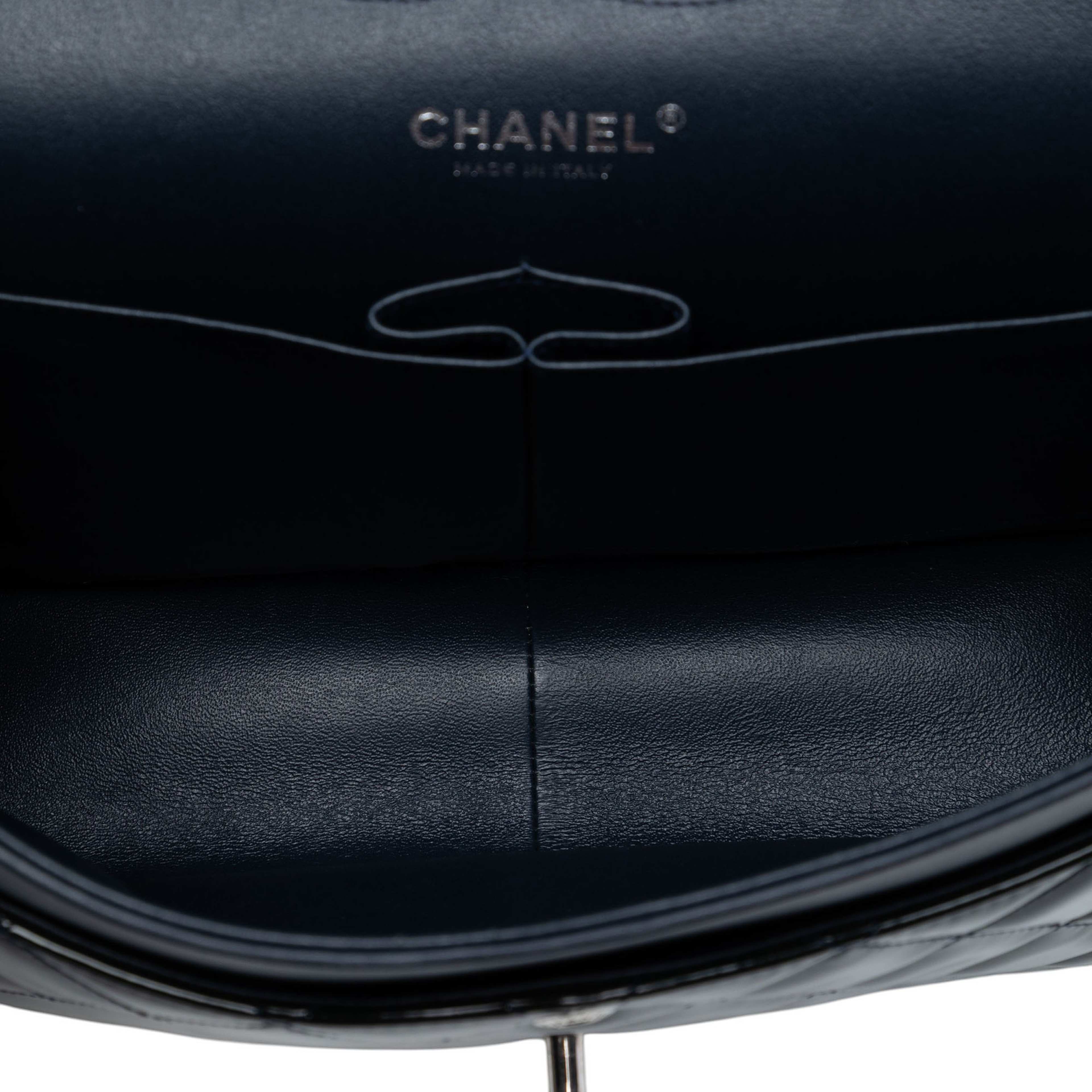 Chanel Jumbo Classic Patent Double Flap, från Luxclusif, i färgen navy. Klicka för att öppna bilden i stort format