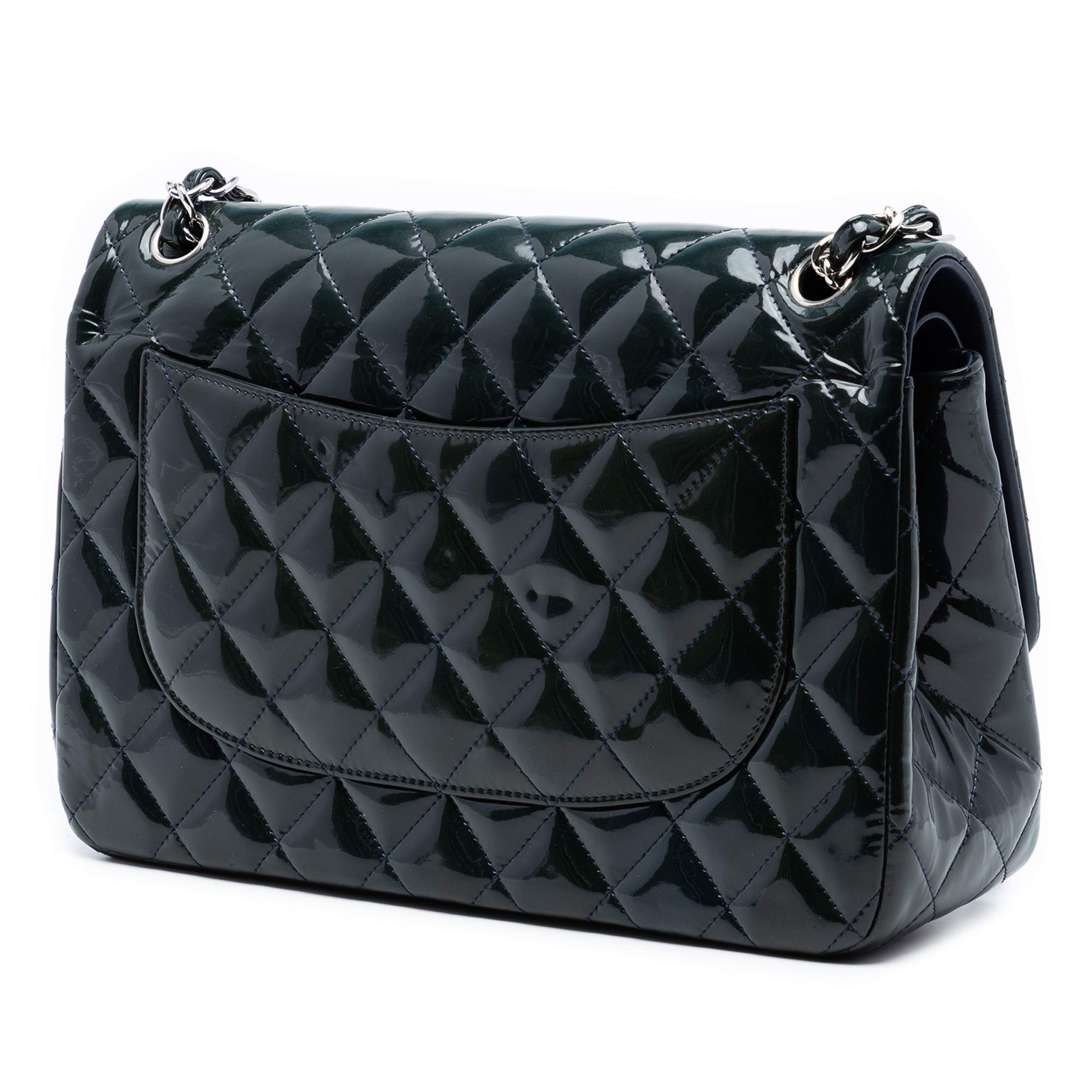 Chanel Jumbo Classic Patent Double Flap, från Luxclusif, i färgen navy. Klicka för att öppna bilden i stort format