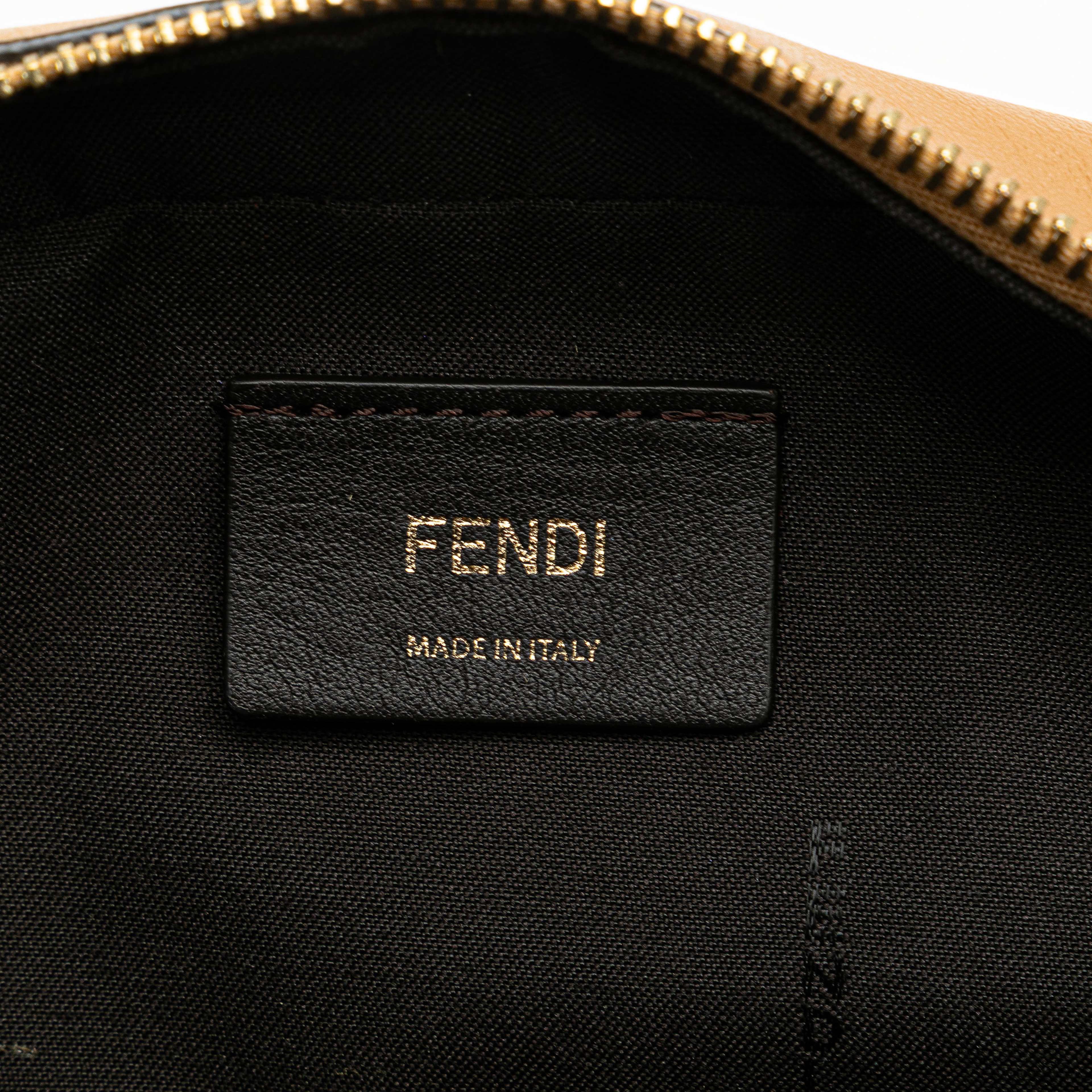 Fendi Leather Baguette Camera Bag, från Luxclusif, i färgen beige. Klicka för att öppna bilden i stort format