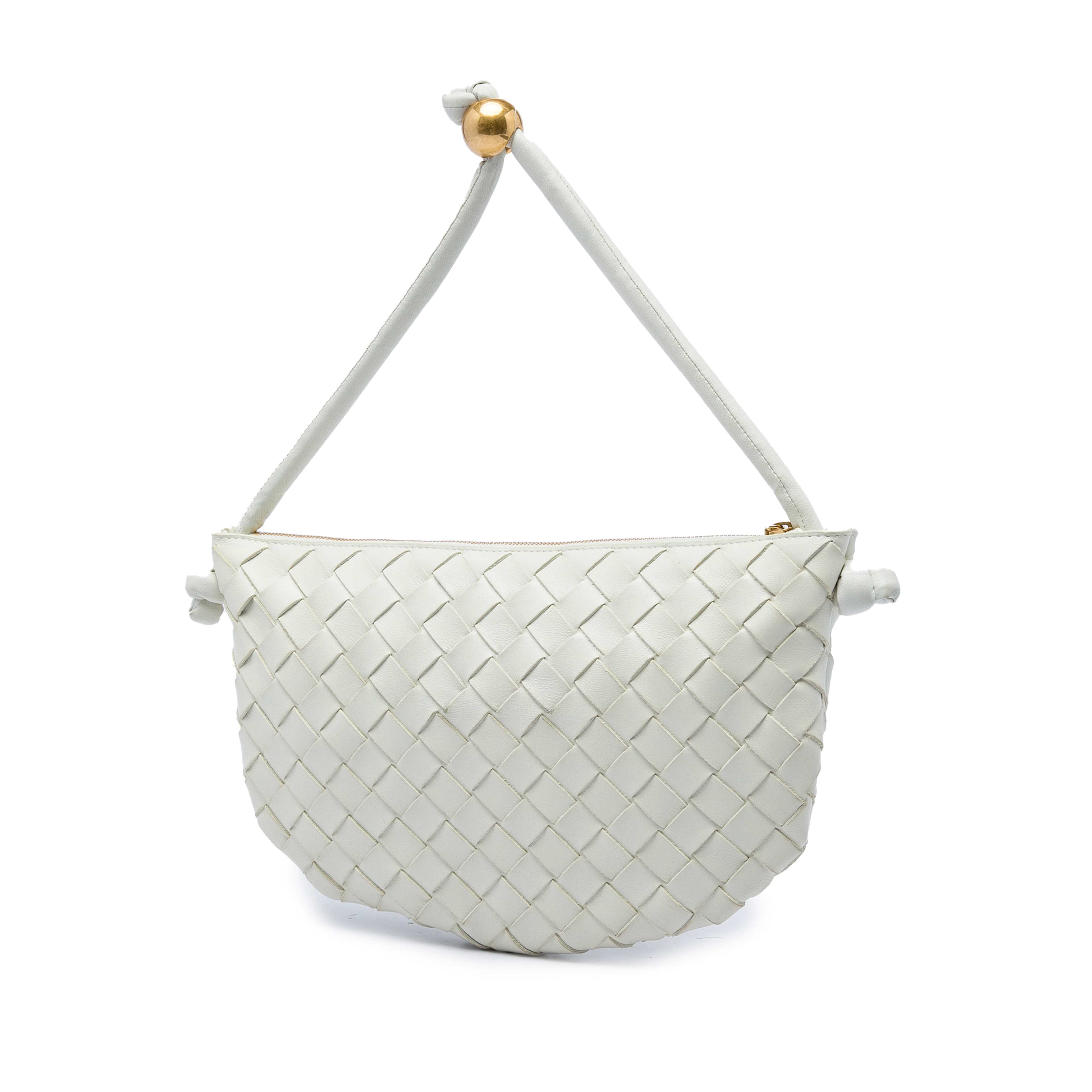 Bottega Veneta Small Lambskin Intrecciato Turn Pouch, från Luxclusif, i färgen vit. Klicka för att öppna bilden i stort format