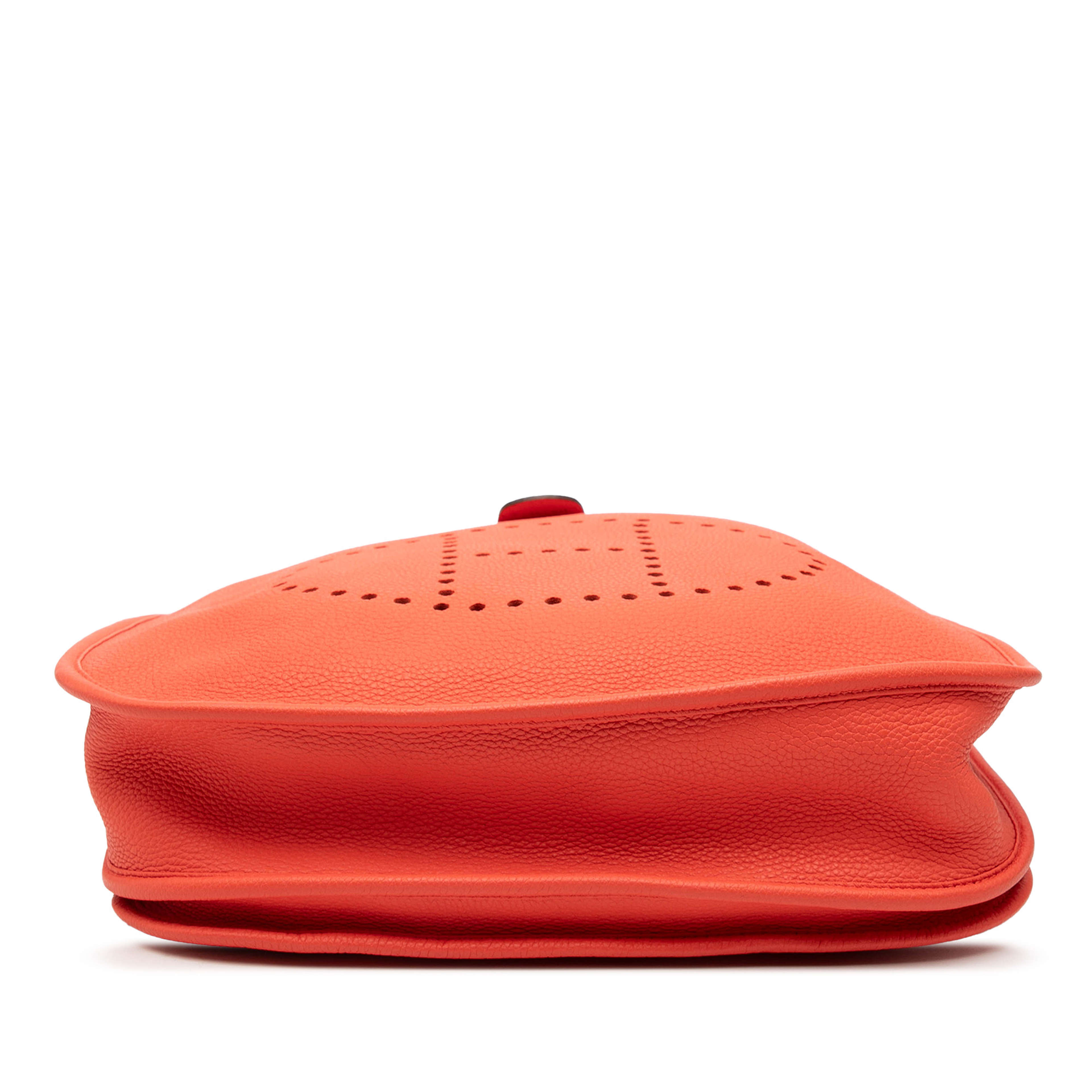 Hermès Clemence Evelyne Iii 29, från Luxclusif, i färgen red orange. Klicka för att öppna bilden i stort format