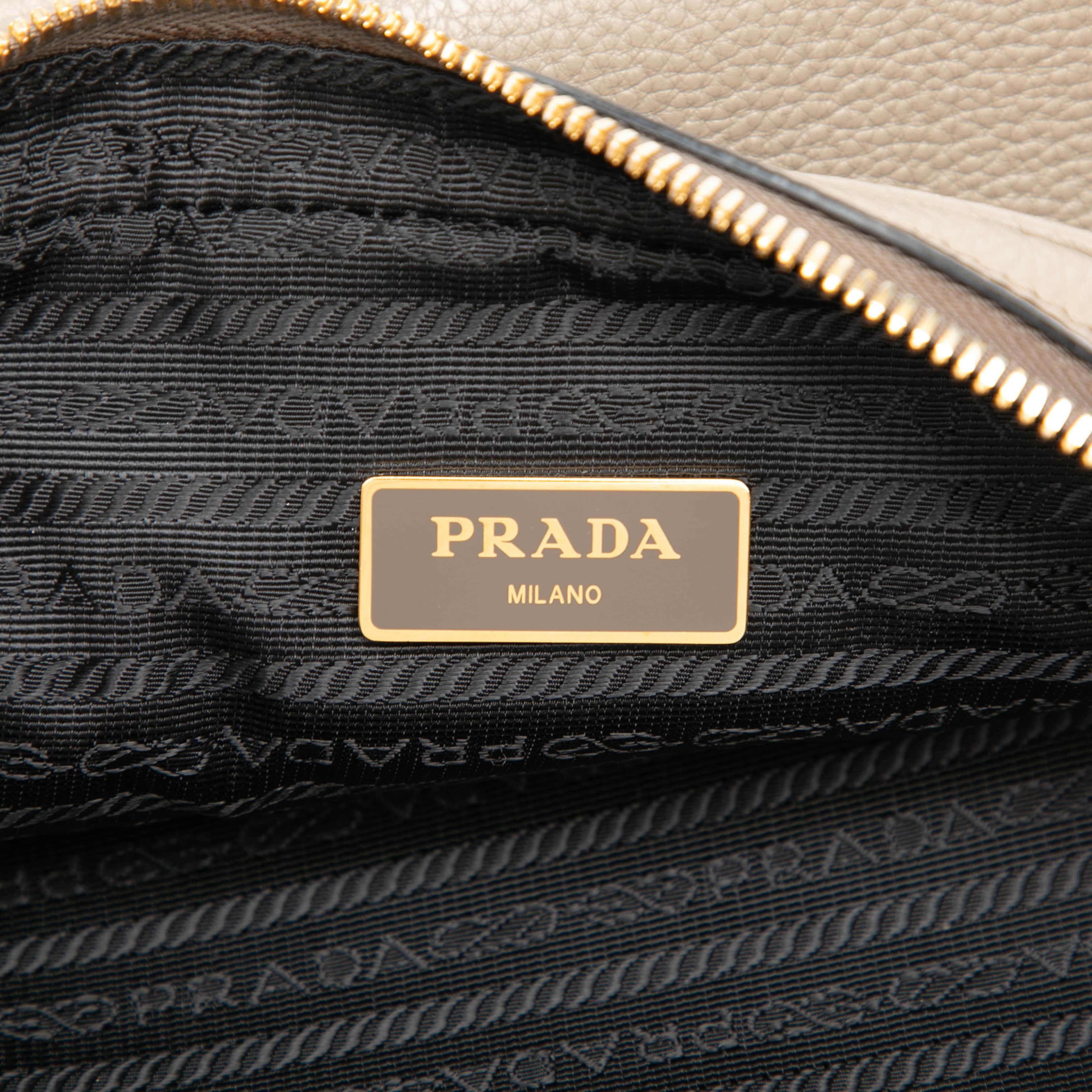 Prada Vitello Phenix Double Zip Camera Bag, från Luxclusif, i färgen brun. Klicka för att öppna bilden i stort format