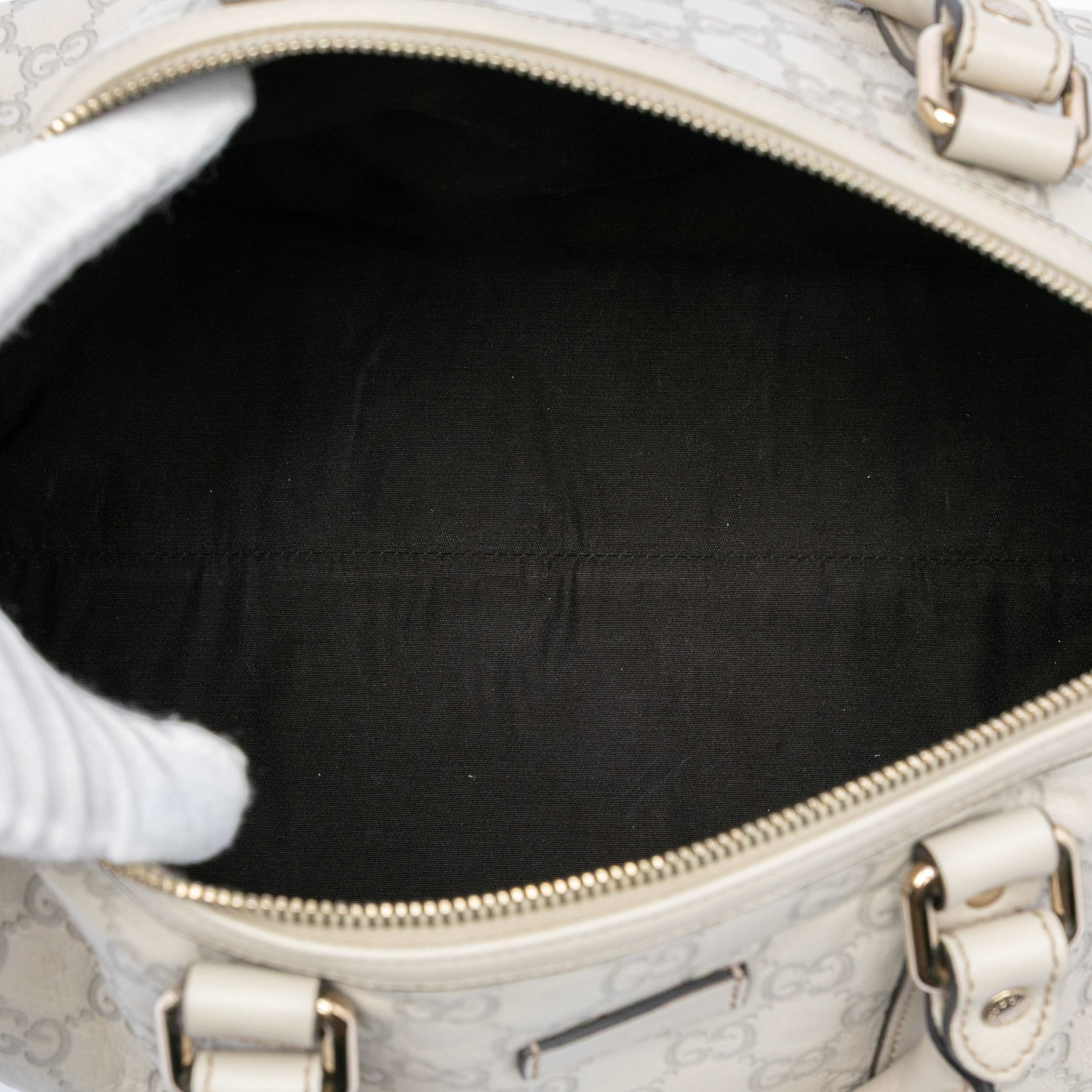 Gucci Medium Guccissima Joy Boston Bag, från Luxclusif, i färgen white. Klicka för att öppna bilden i stort format