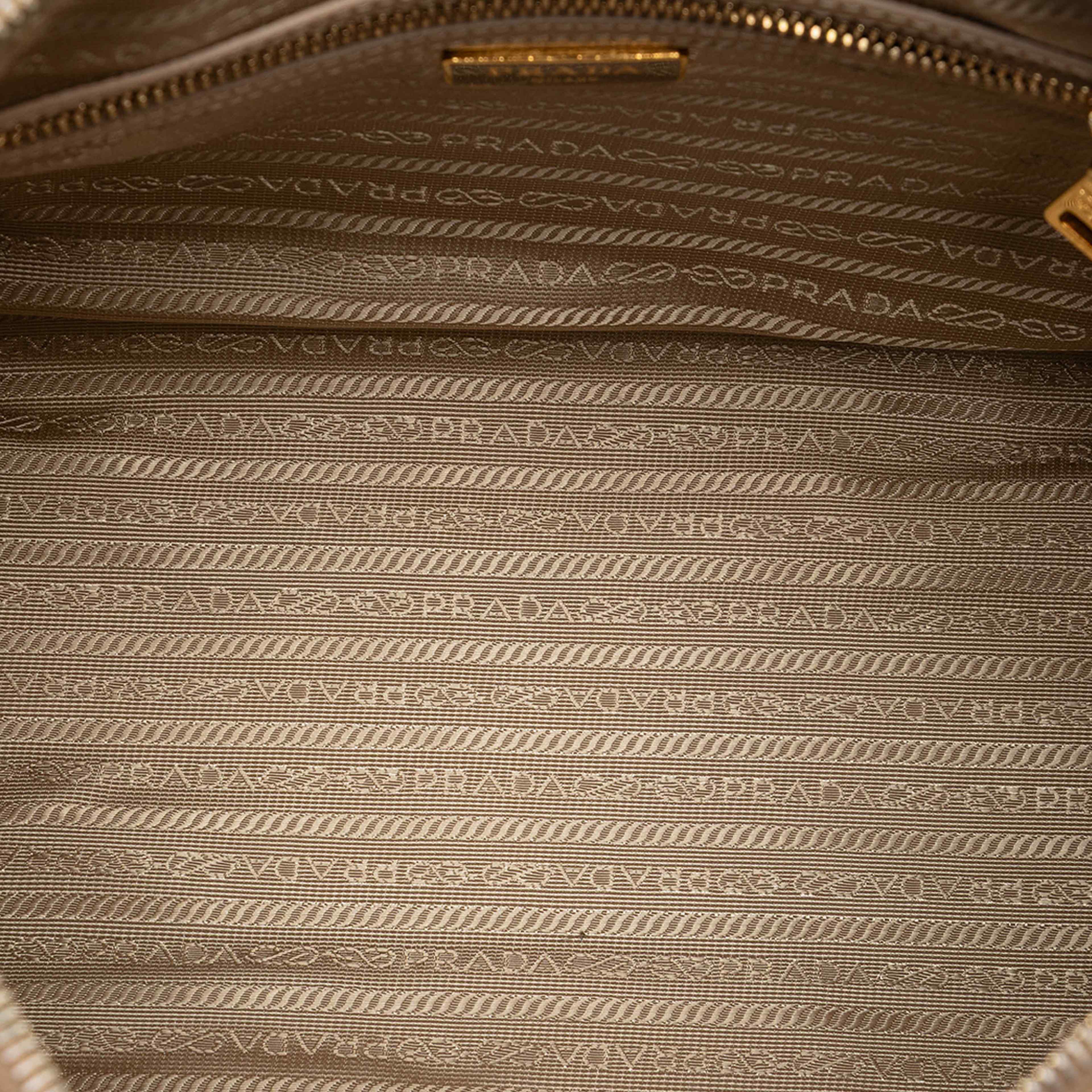 Prada Saffiano Lux Boston Bag, från Luxclusif, i färgen beige. Klicka för att öppna bilden i stort format