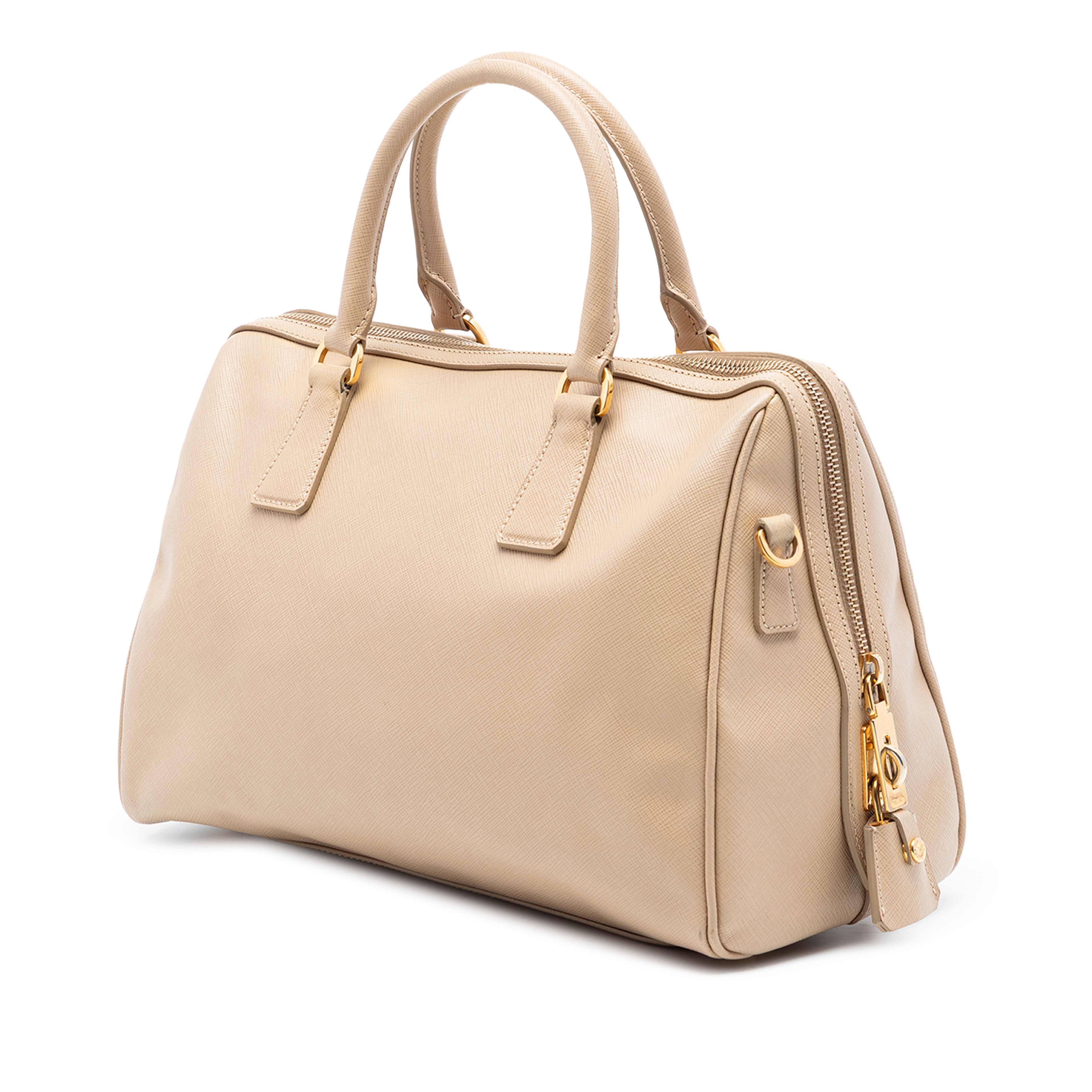 Prada Saffiano Lux Boston Bag, från Luxclusif, i färgen beige. Klicka för att öppna bilden i stort format