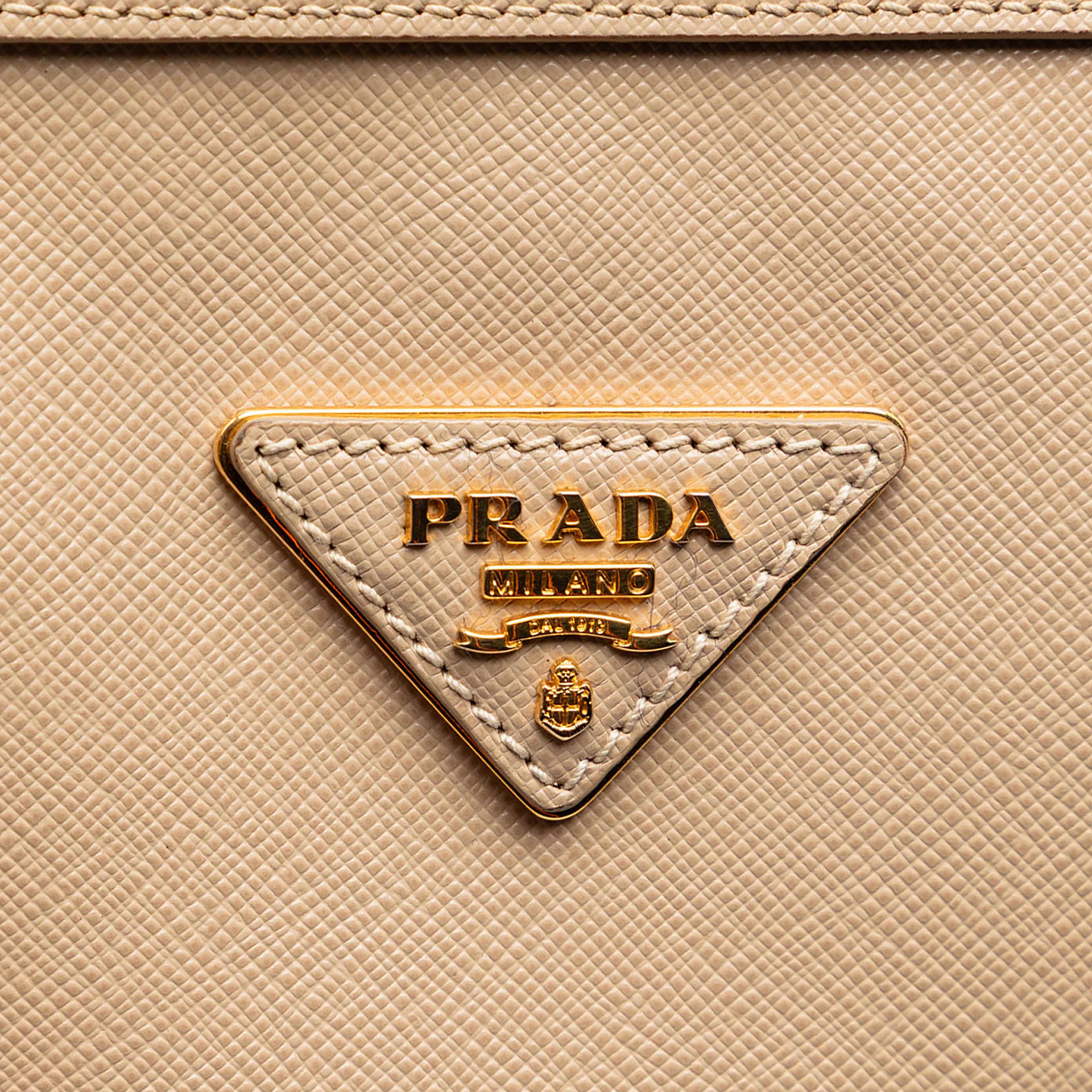 Prada Saffiano Lux Boston Bag, från Luxclusif, i färgen beige. Klicka för att öppna bilden i stort format