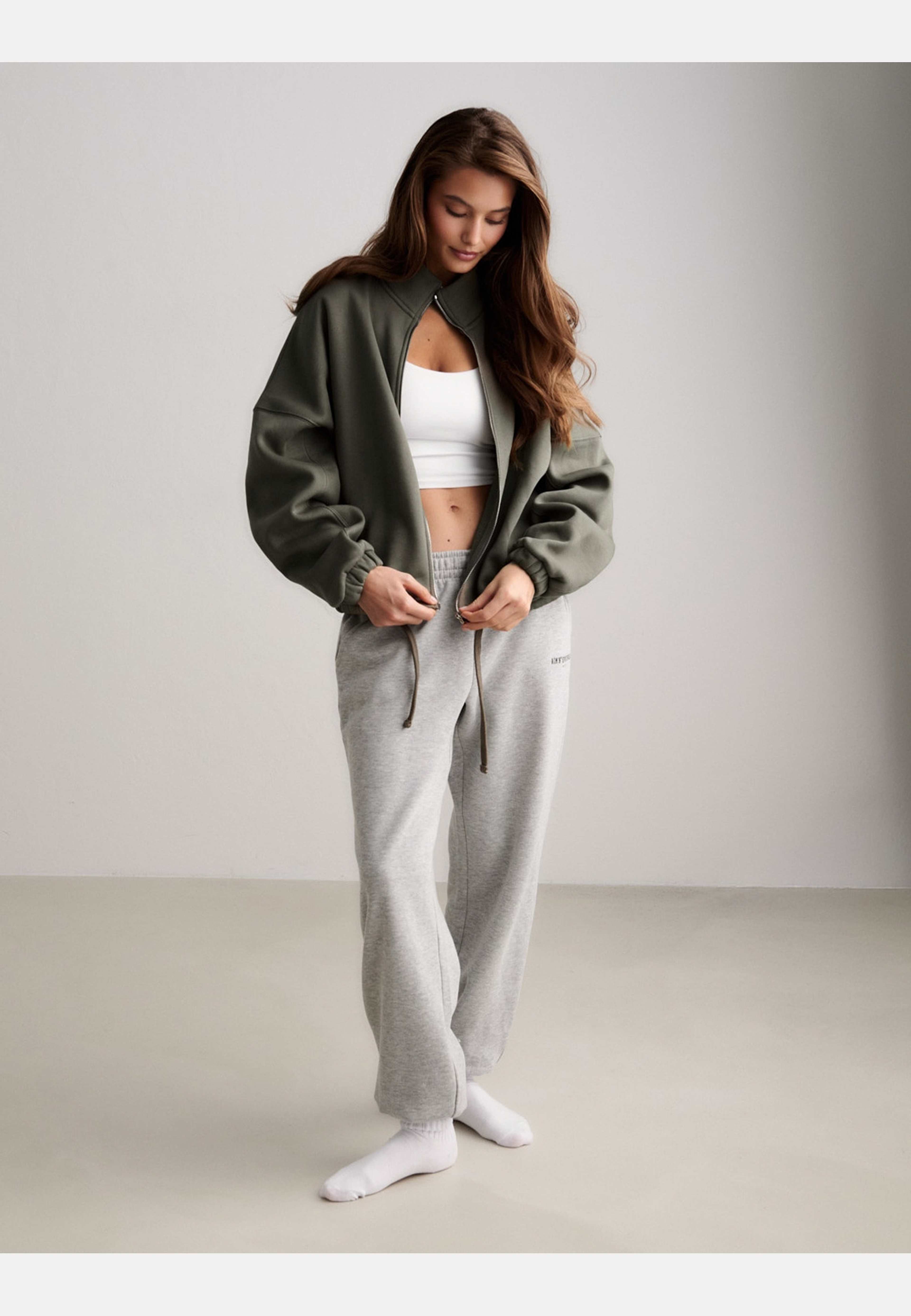 Script Zip Jacket, från aim'n, i färgen ivy. Klicka för att öppna bilden i stort format