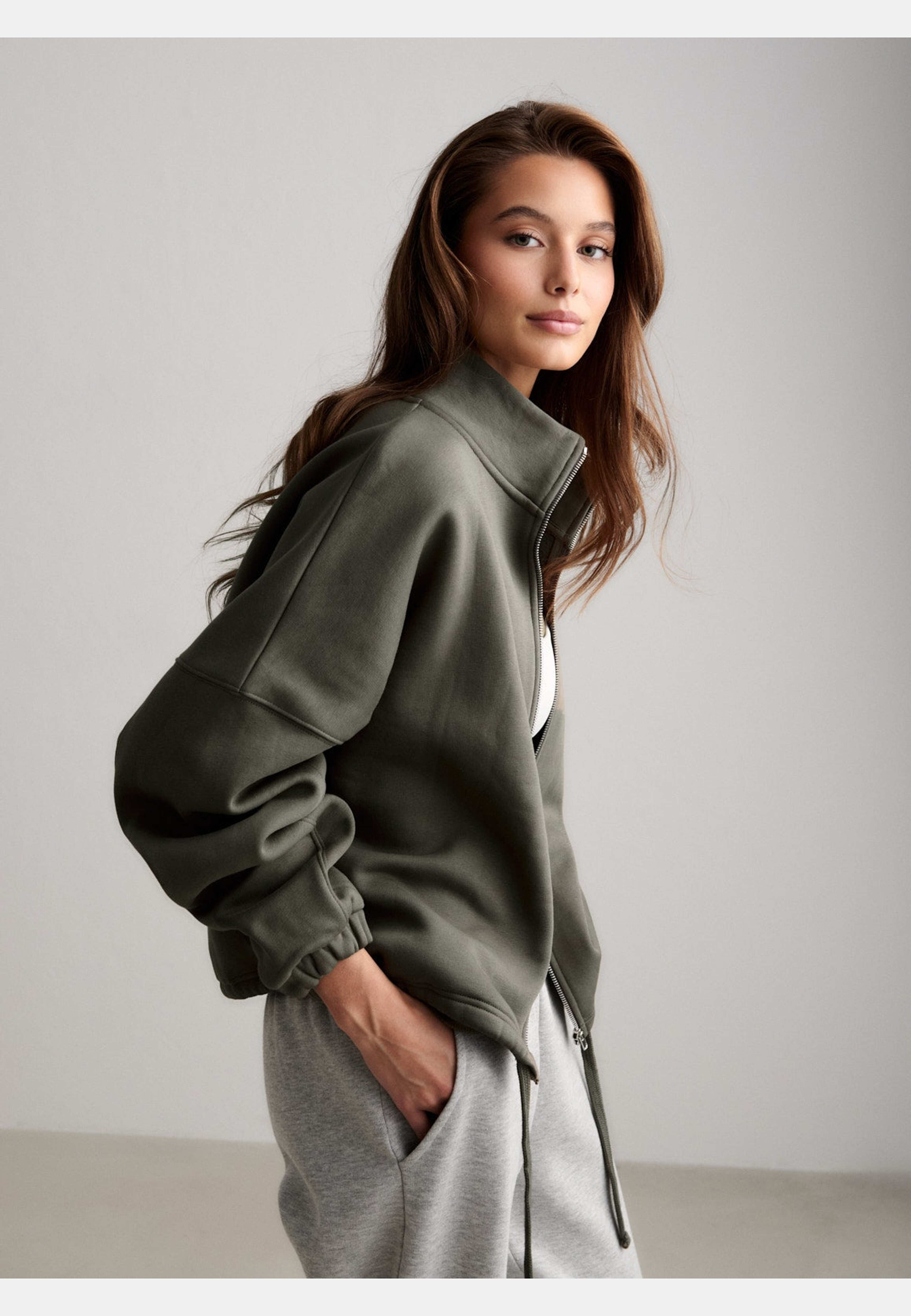 Script Zip Jacket, från aim'n, i färgen ivy. Klicka för att öppna bilden i stort format