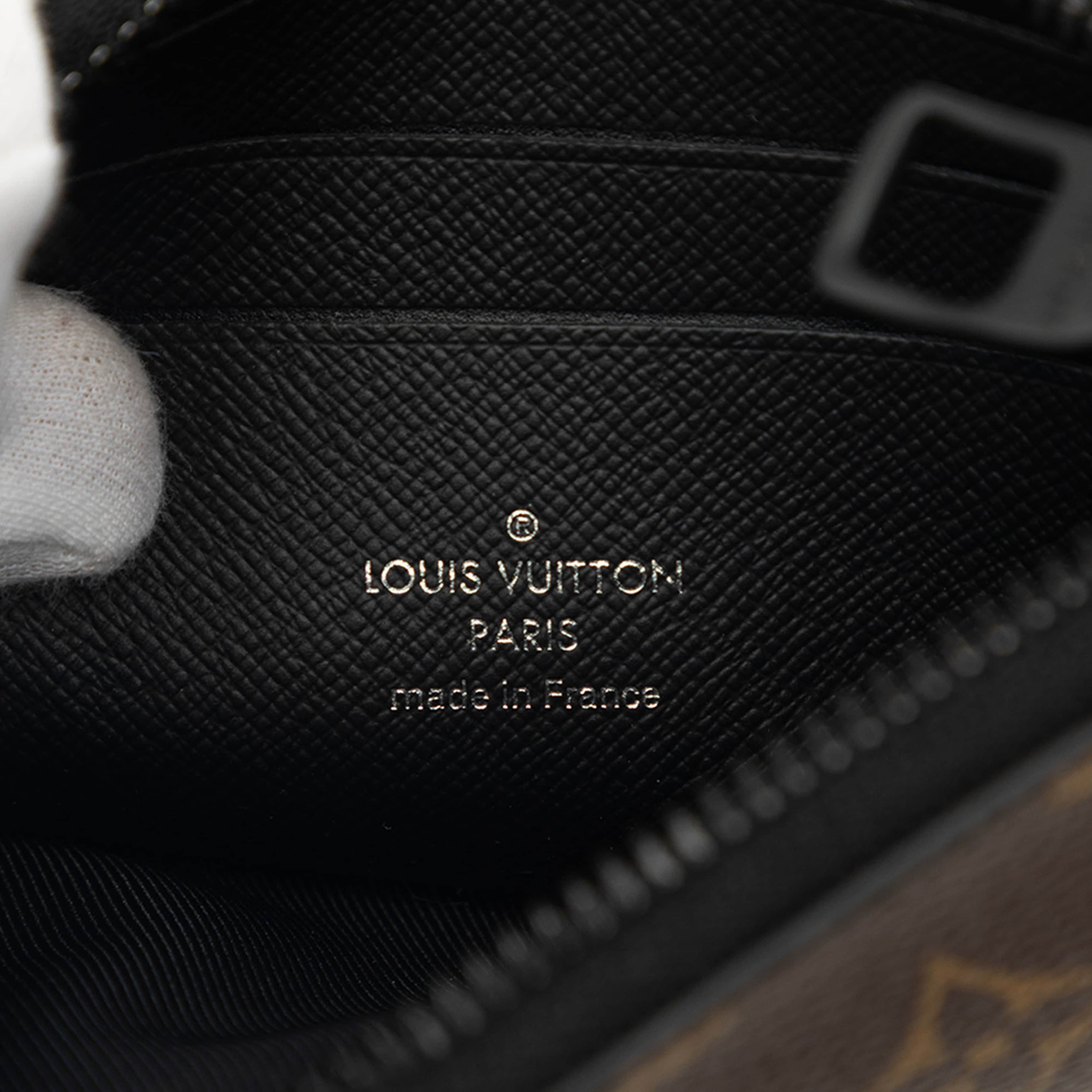 Louis Vuitton Monogram Logo Story Zipped Pouch Mm, från Luxclusif, i färgen brun. Klicka för att öppna bilden i stort format