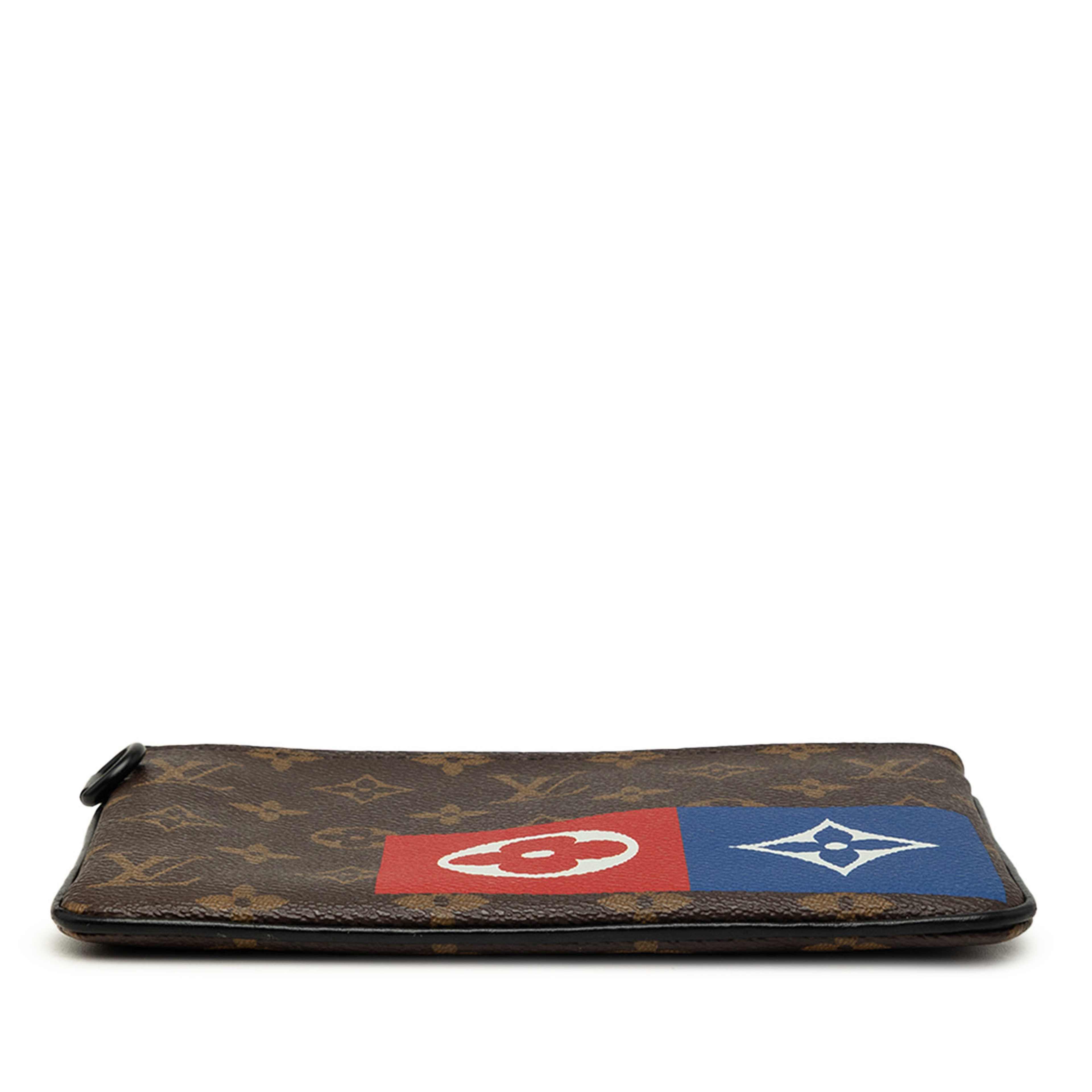 Louis Vuitton Monogram Logo Story Zipped Pouch Mm, från Luxclusif, i färgen brun. Klicka för att öppna bilden i stort format