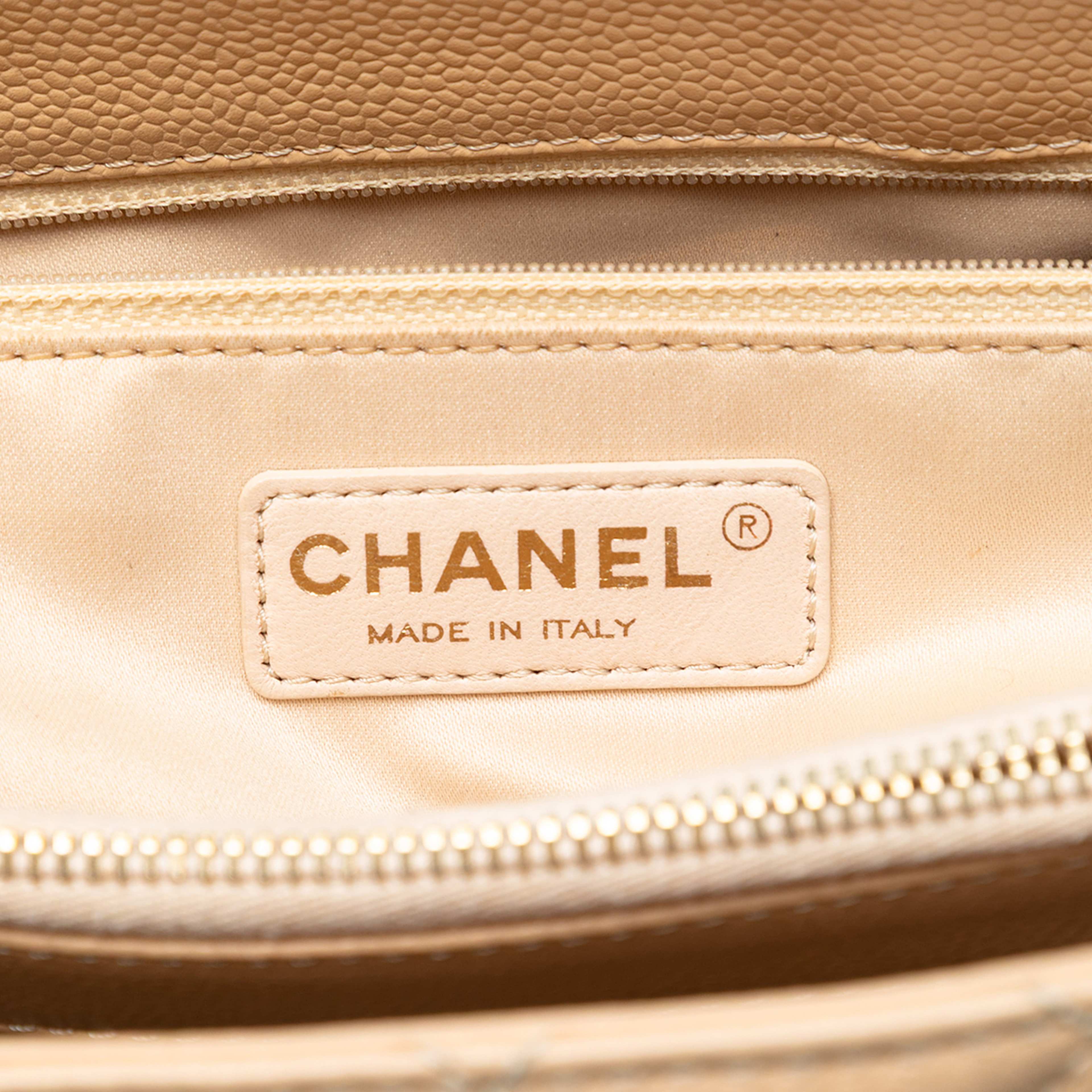 Chanel Caviar Grand Shopping Tote, från Luxclusif, i färgen beige. Klicka för att öppna bilden i stort format