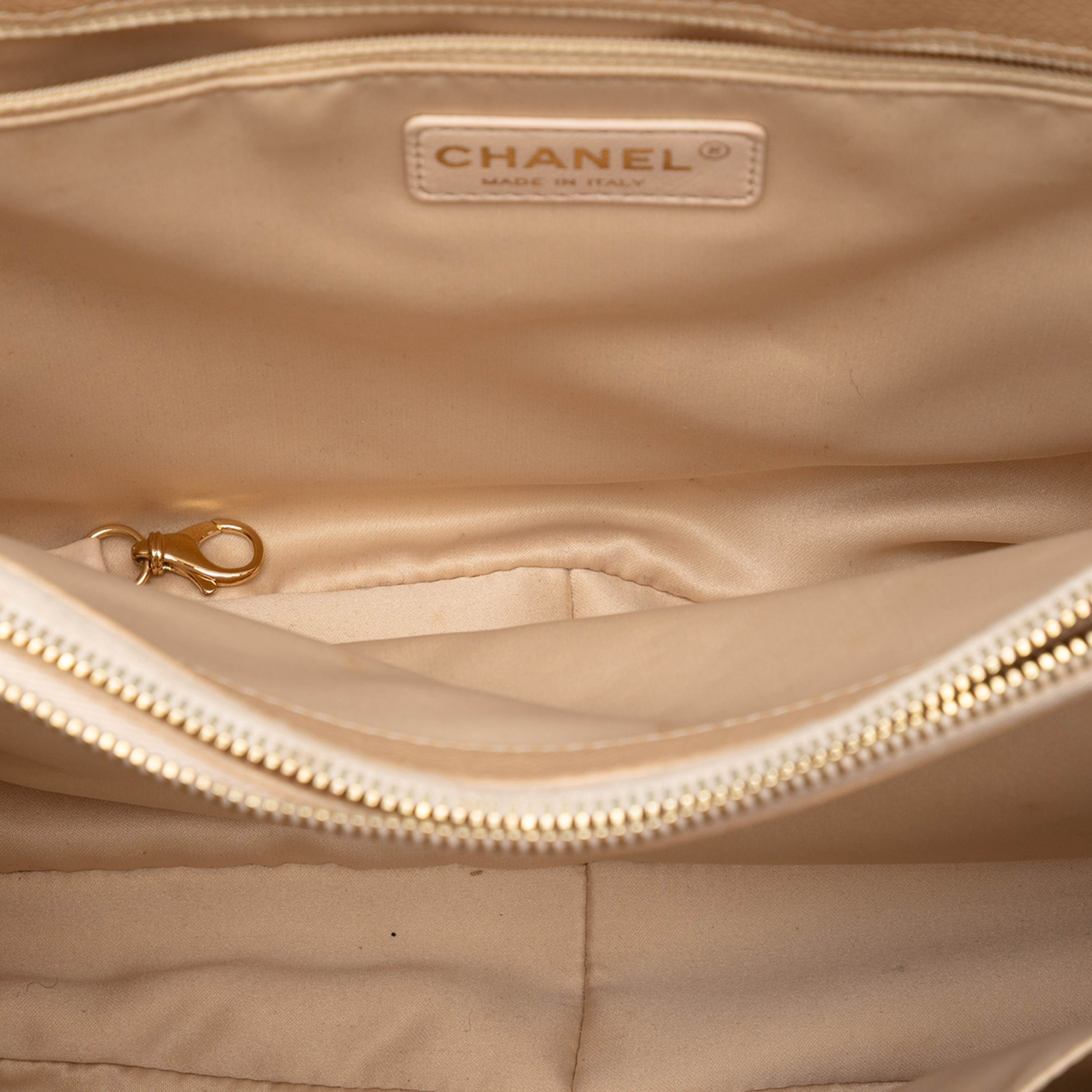 Chanel Caviar Grand Shopping Tote, från Luxclusif, i färgen beige. Klicka för att öppna bilden i stort format