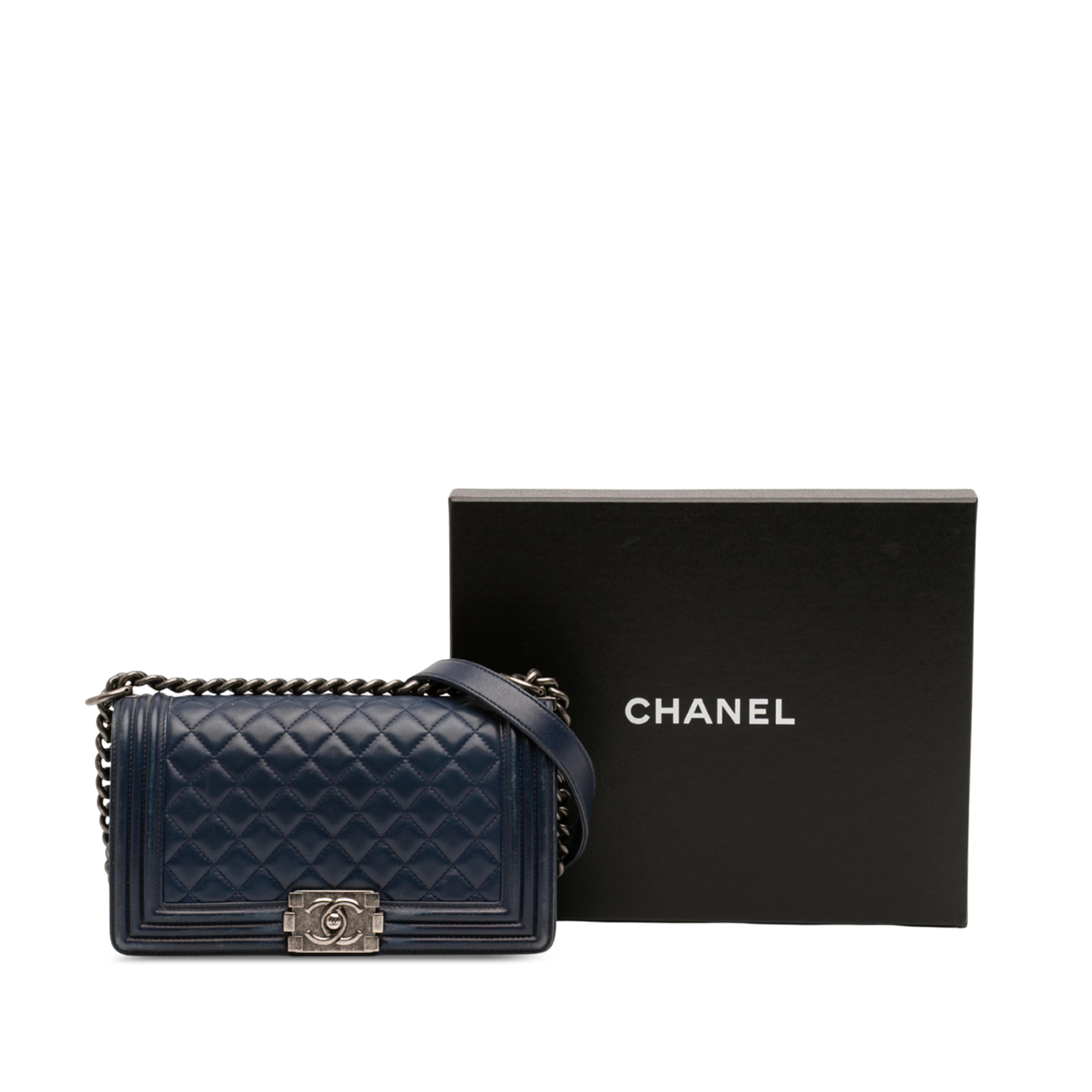 Chanel Old Medium Quilted Lambskin Boy Flap, från Luxclusif, i färgen blå. Klicka för att öppna bilden i stort format