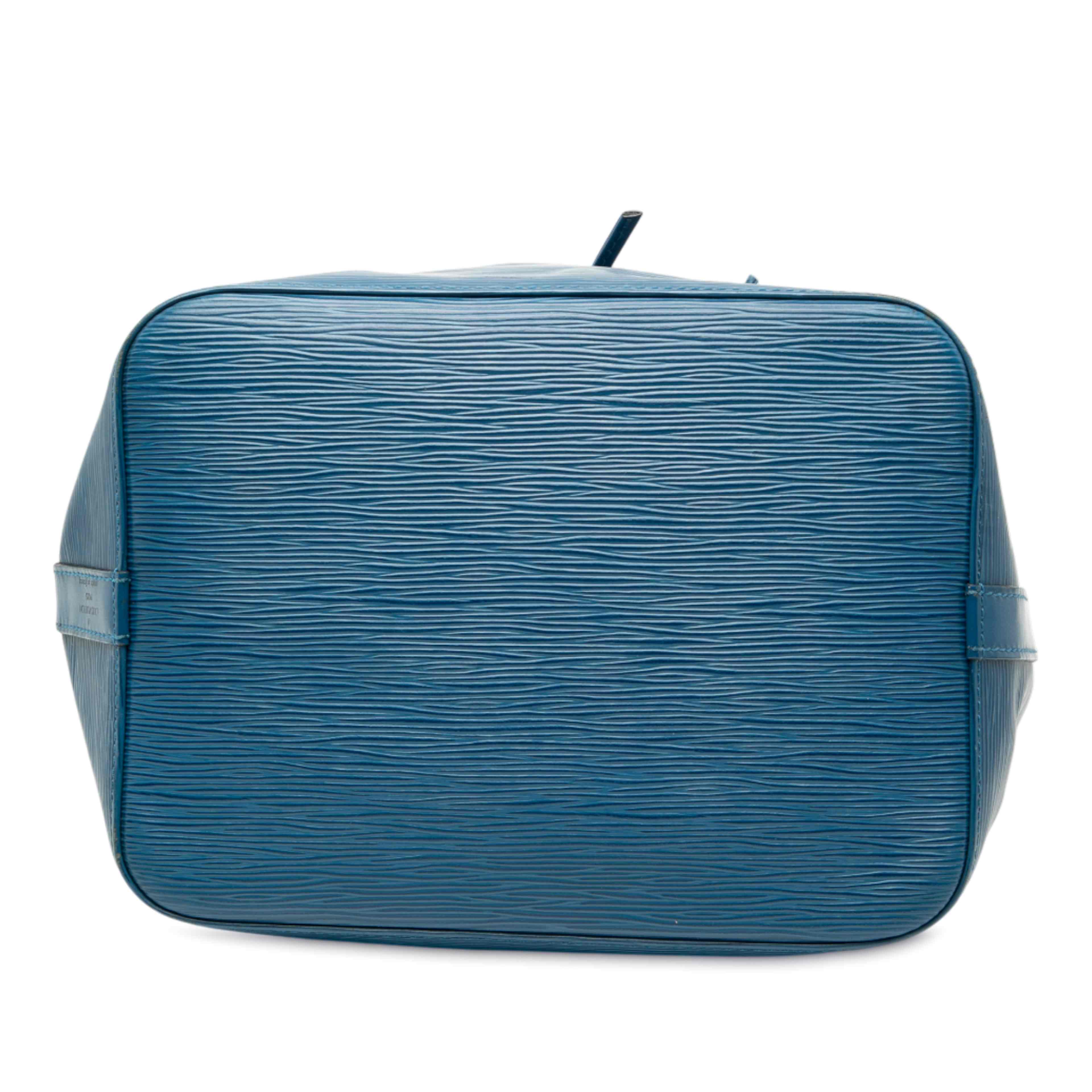 Louis Vuitton Epi Petit Noe, från Luxclusif, i färgen blue. Klicka för att öppna bilden i stort format