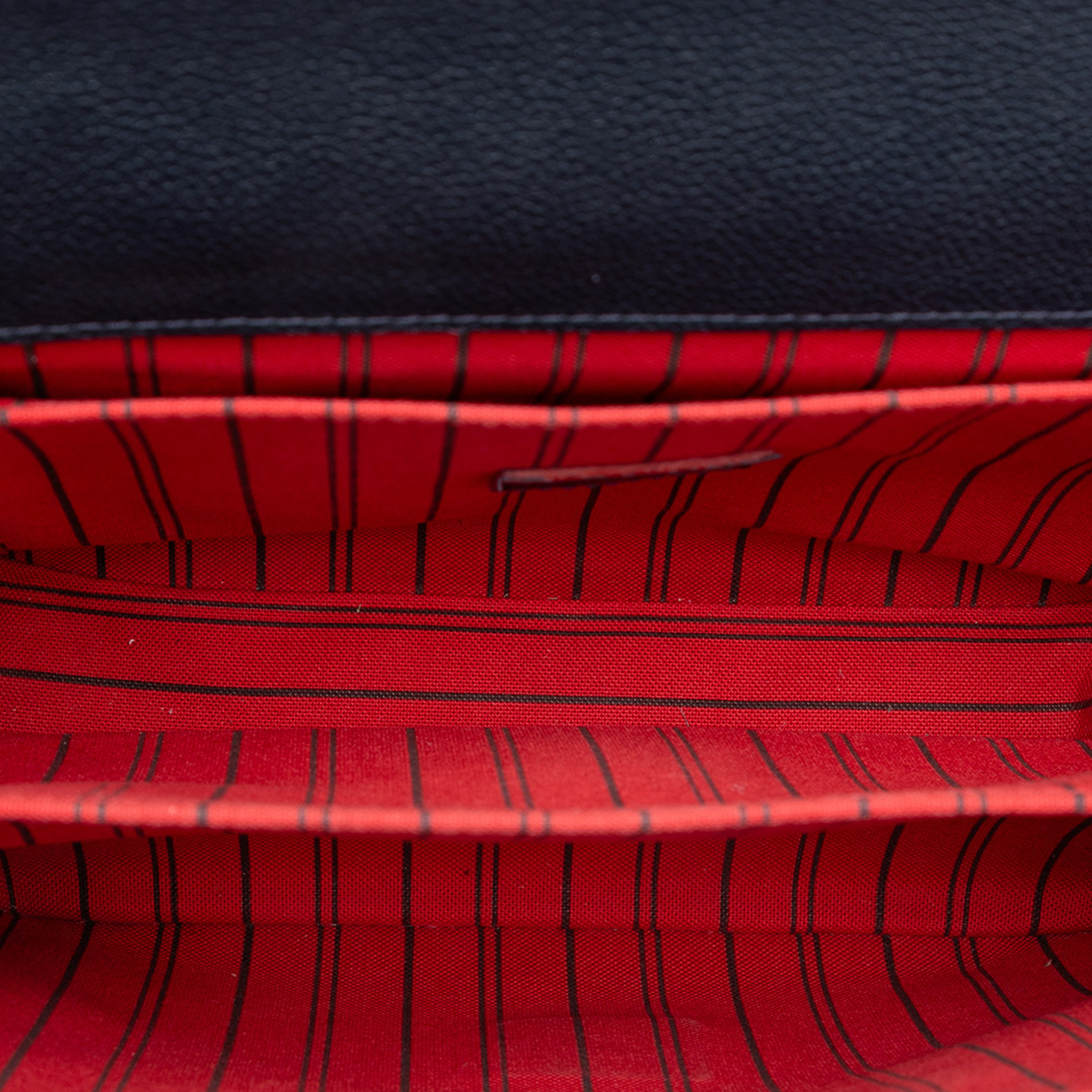 Louis Vuitton Monogram Empreinte Pochette Metis, från Luxclusif, i färgen blue. Klicka för att öppna bilden i stort format