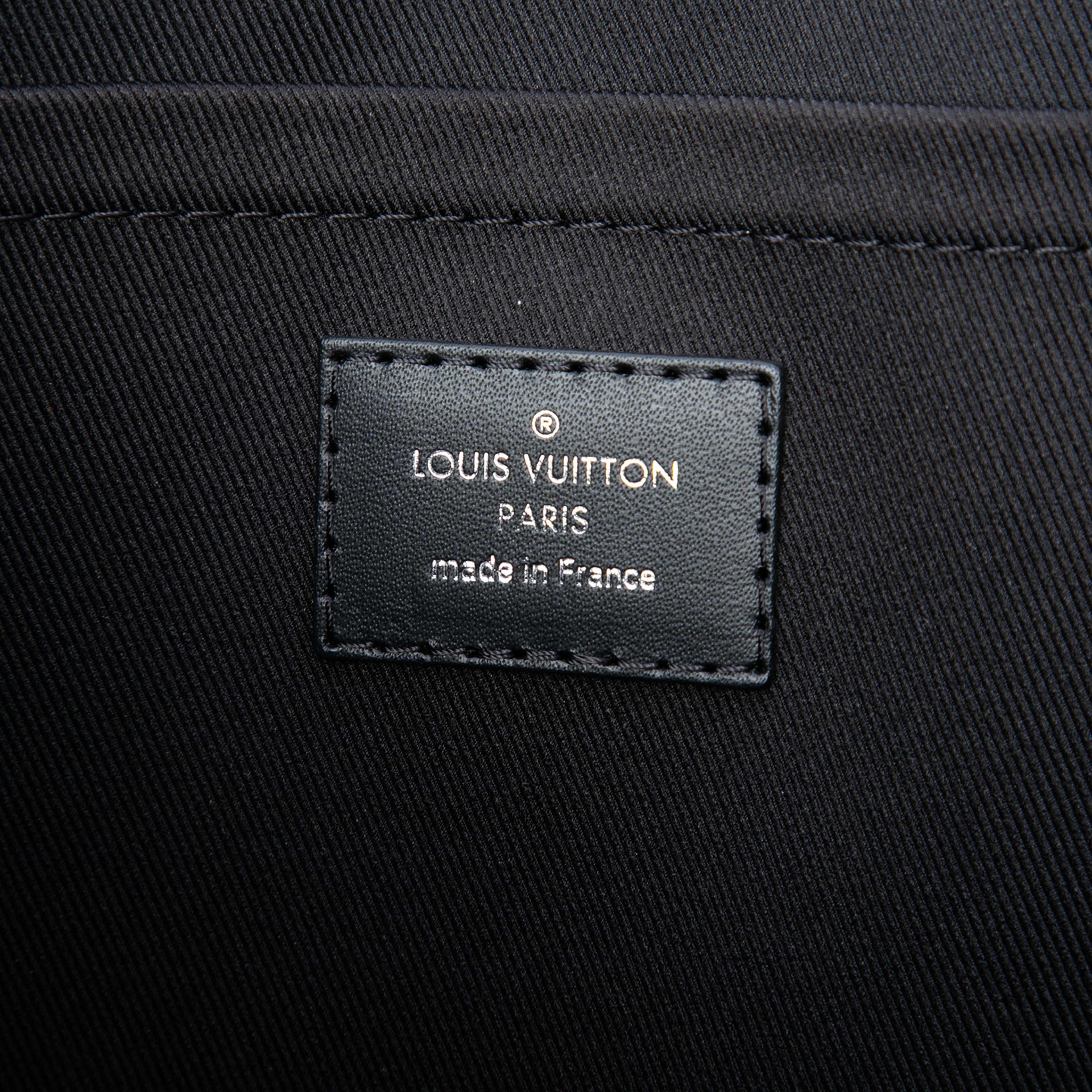 Louis Vuitton Damier Graphite Pochette Jour Gm, från Luxclusif, i färgen black. Klicka för att öppna bilden i stort format